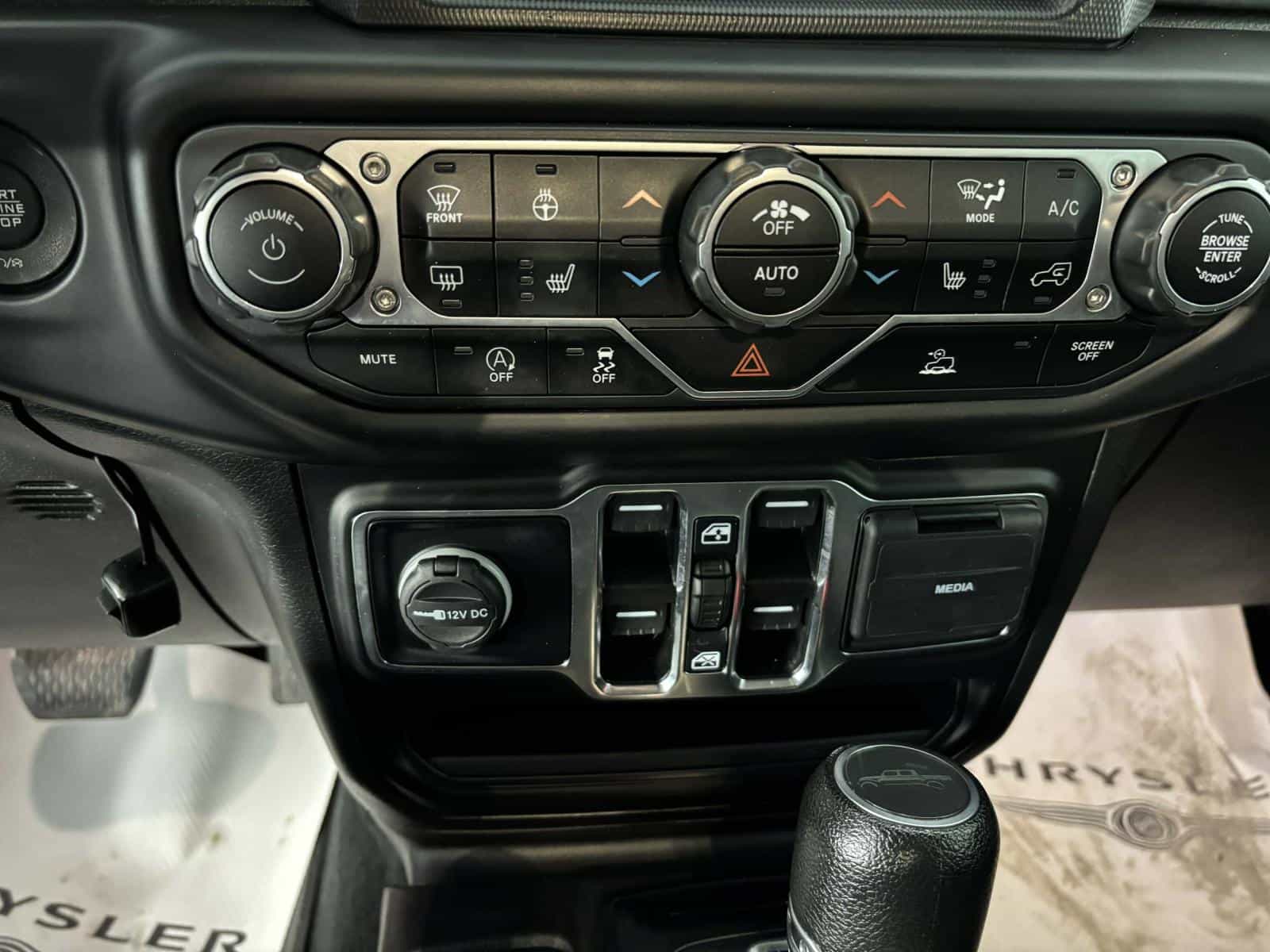 2022 Jeep Gladiator Willy's - Image 12