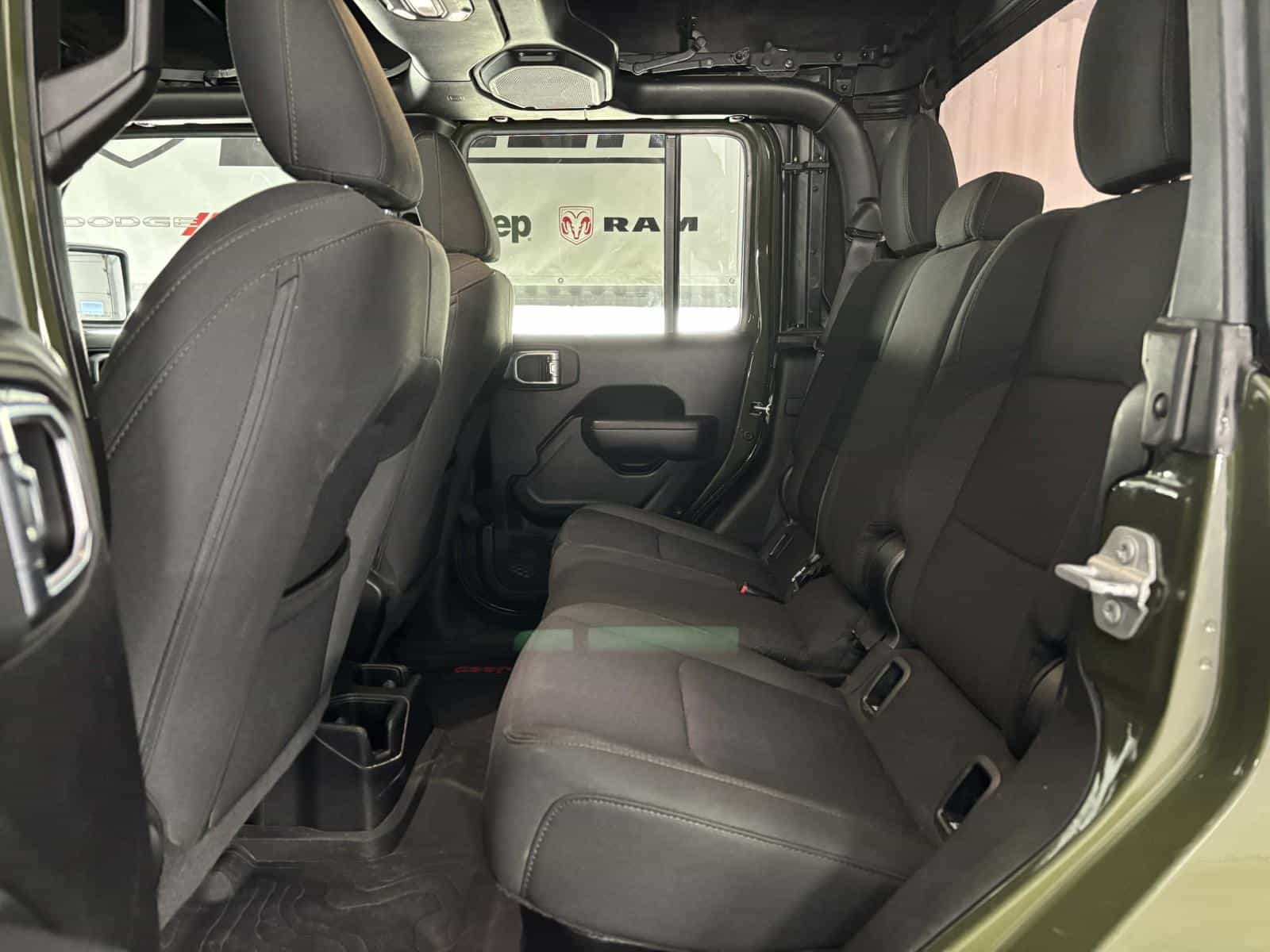 2022 Jeep Gladiator Willy's - Image 16