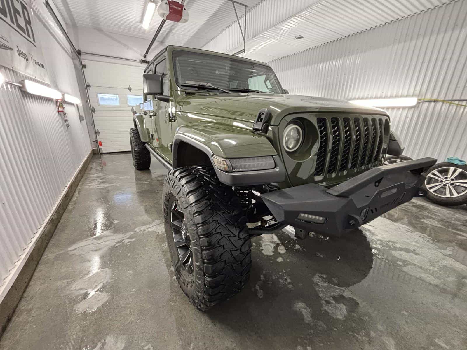 2022 Jeep Gladiator Willy's - Image 3