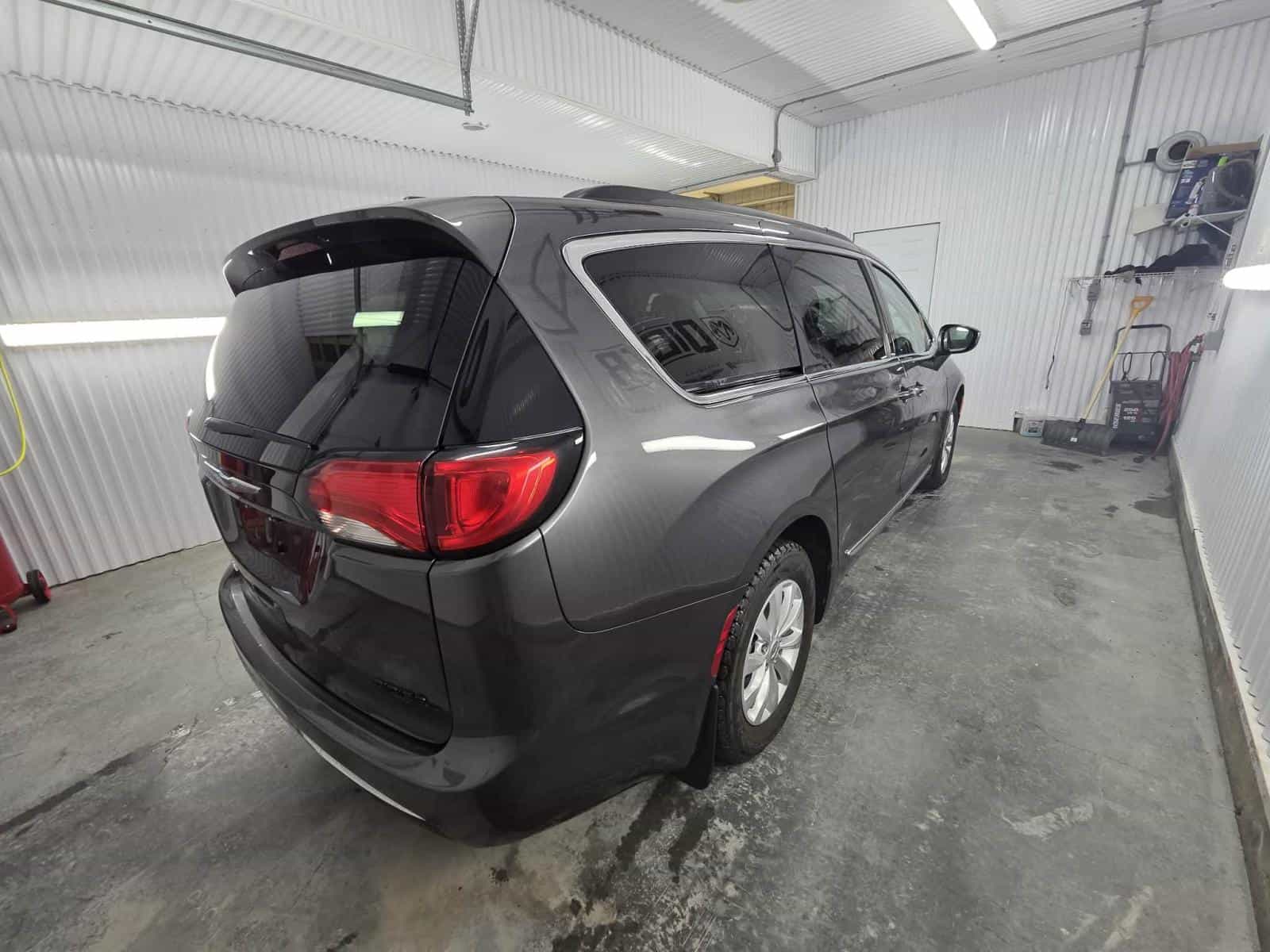 2017 Chrysler Pacificat Touring L - Image 4