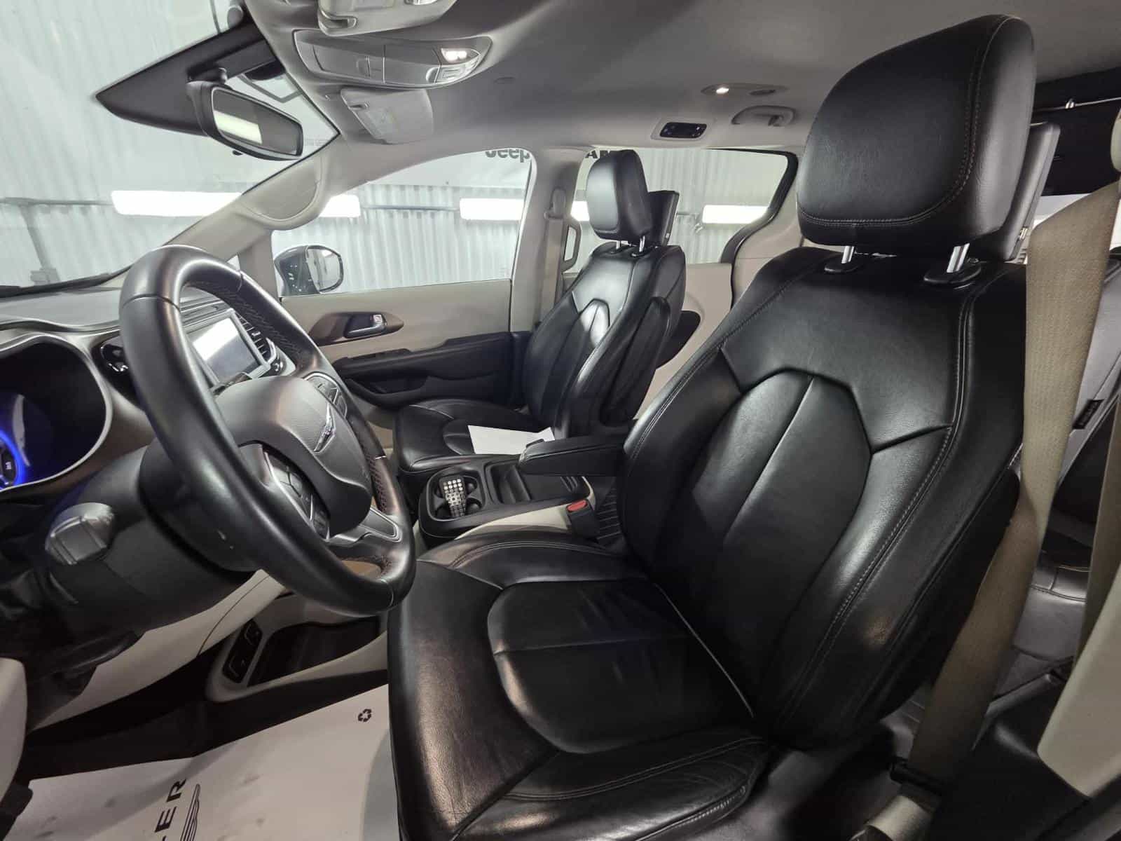 2017 Chrysler Pacificat Touring L - Image 11