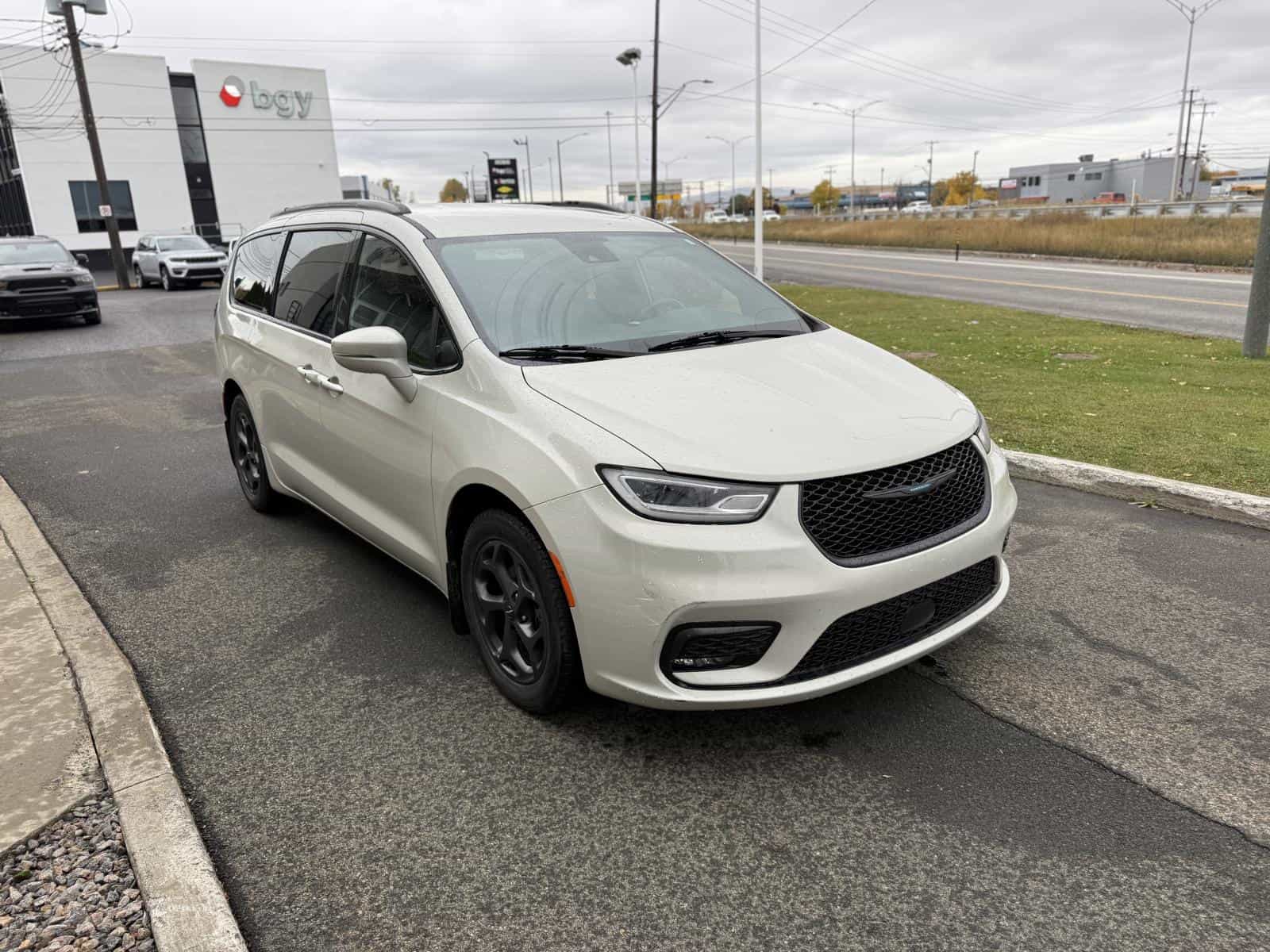 2021 Chrysler Pacifica Hybrid Touring L Hyb Touring L Plus - Image 3