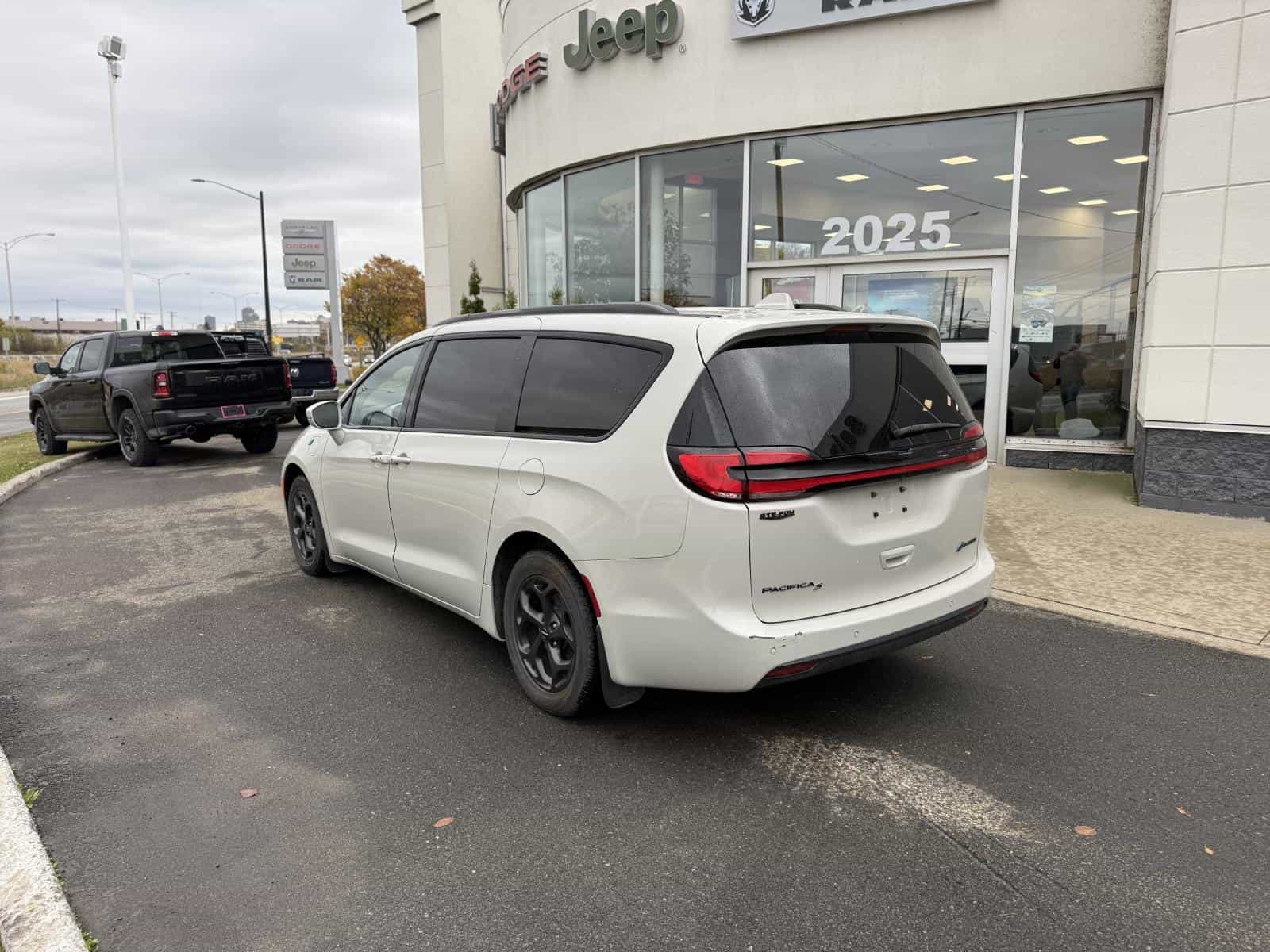 2021 Chrysler Pacifica Hybrid Touring L Hyb Touring L Plus - Image 7