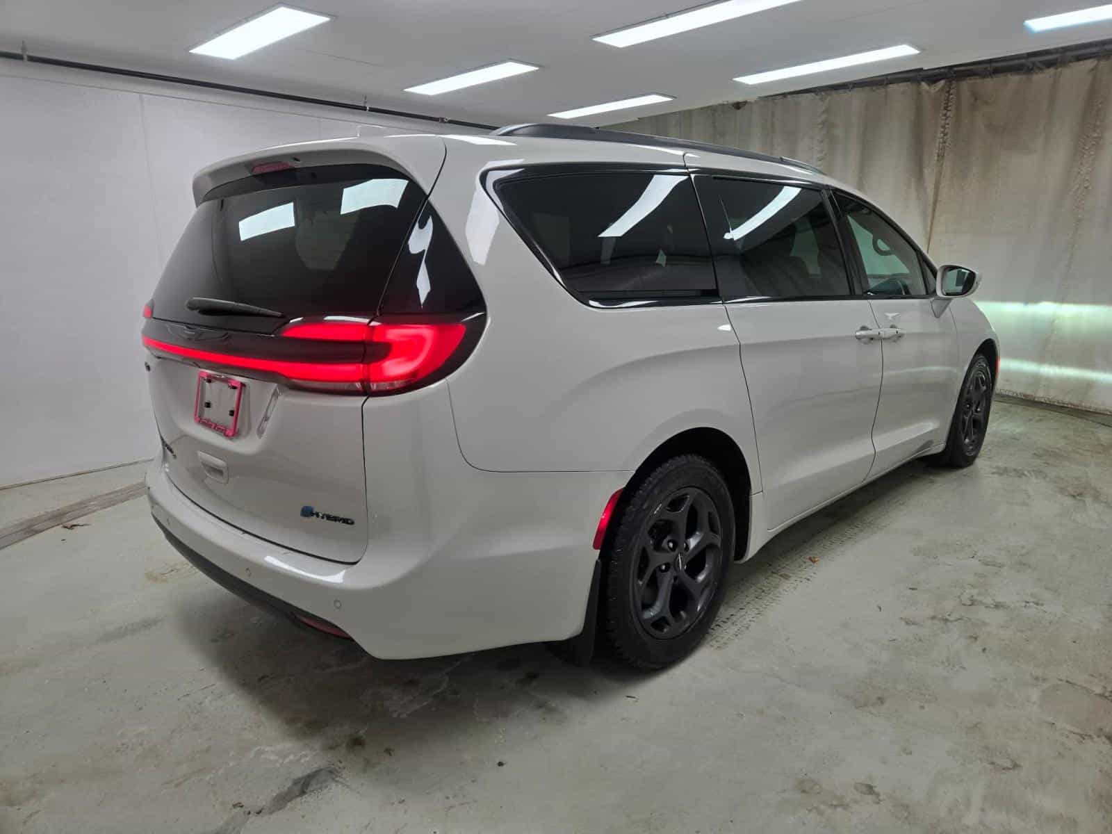 2021 Chrysler Pacifica Hybrid Touring - Image 5