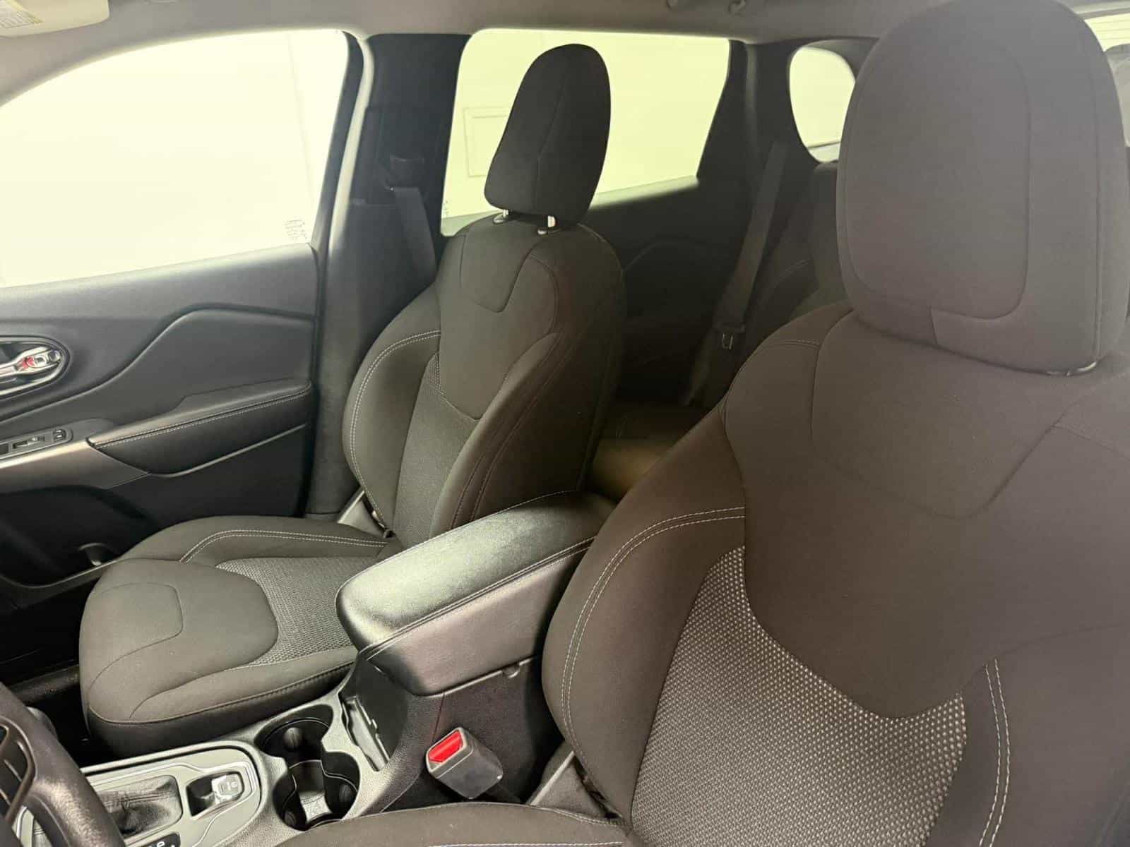 2022 Jeep Cherokee Sport Sport - Image 12