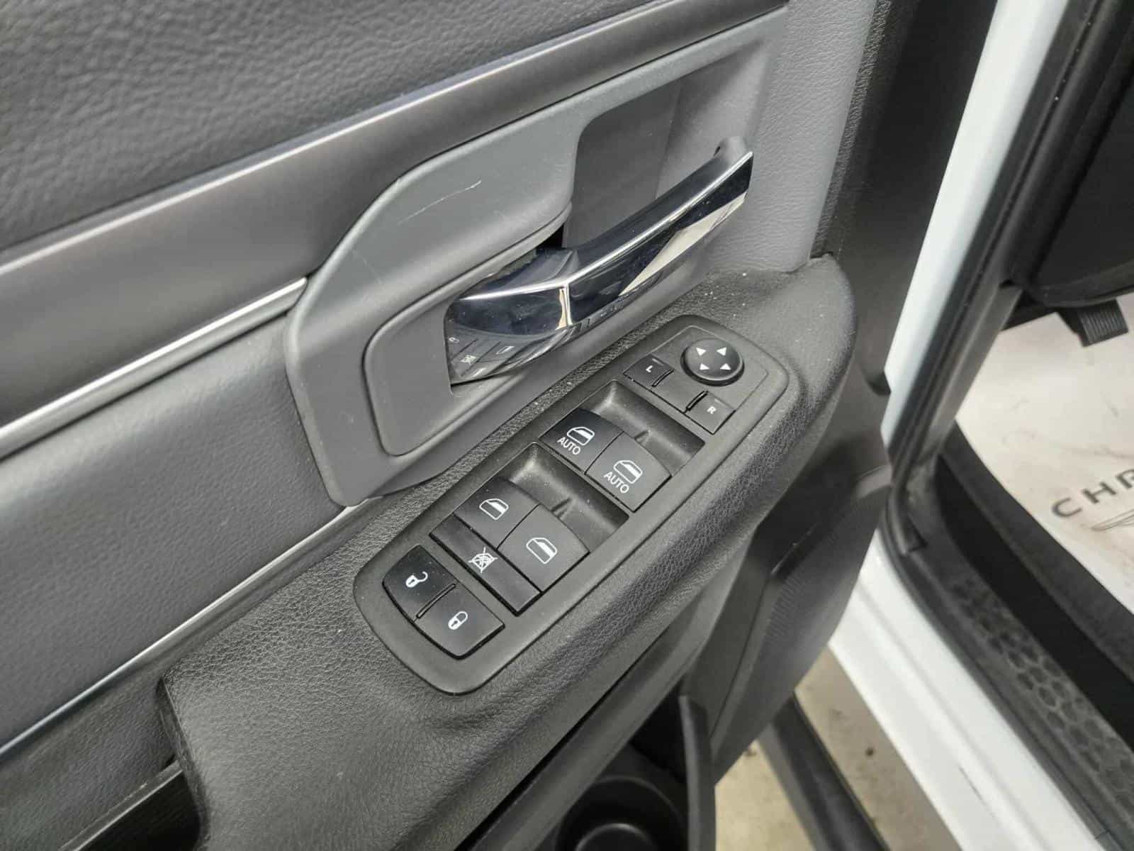 2022 RAM 1500 CLASSIC SLT SLT - Image 12