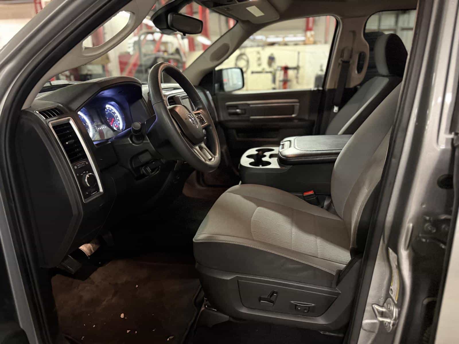 2023 RAM 1500 CLASSIC SLT SLT - Image 12