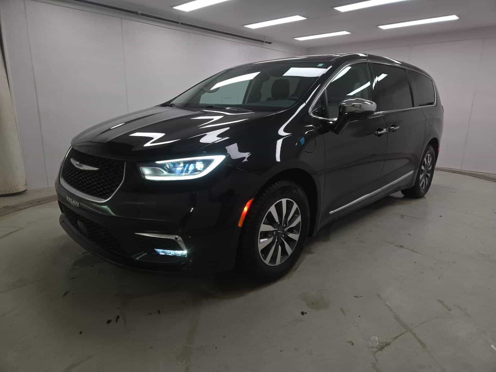 2022 Chrysler Pacifica Hybrid Limited - Image 1