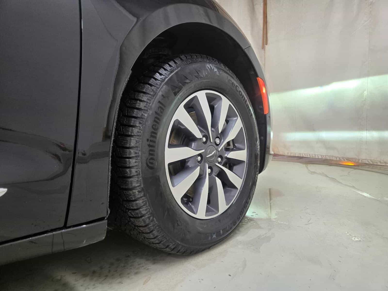 2022 Chrysler Pacifica Hybrid Limited - Image 8