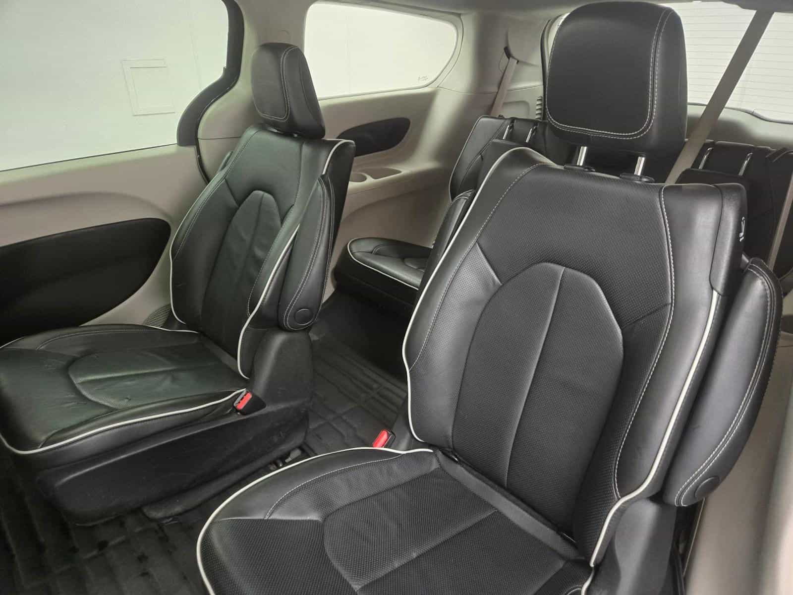 2022 Chrysler Pacifica Hybrid Limited - Image 11