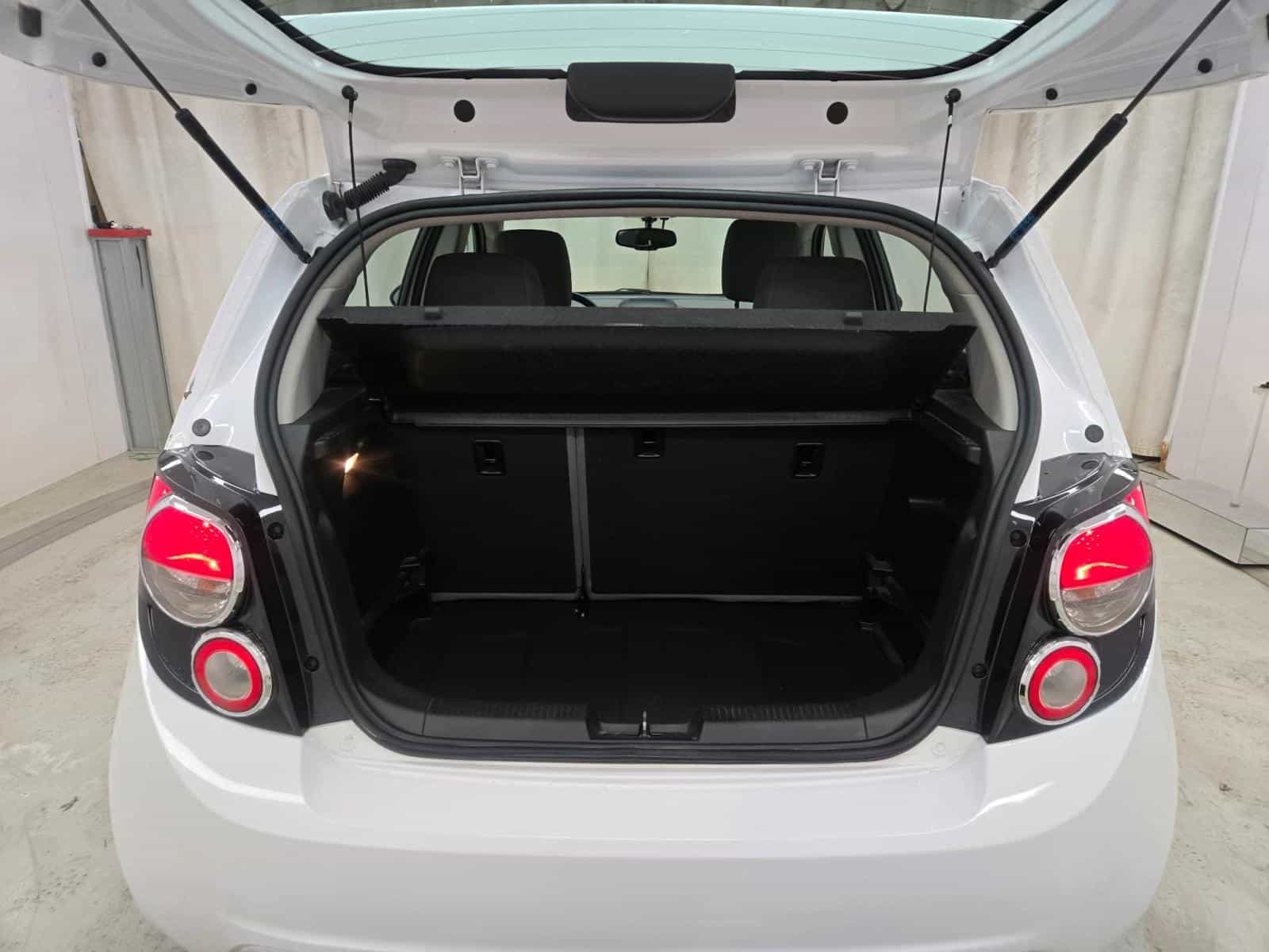 2015 Chevrolet Sonic Ls LS - Image 9