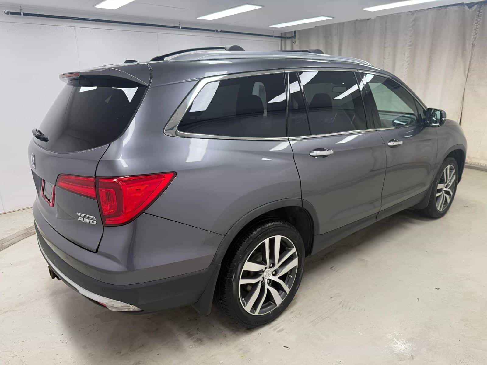 2017 Honda Pilot Touring - Image 6