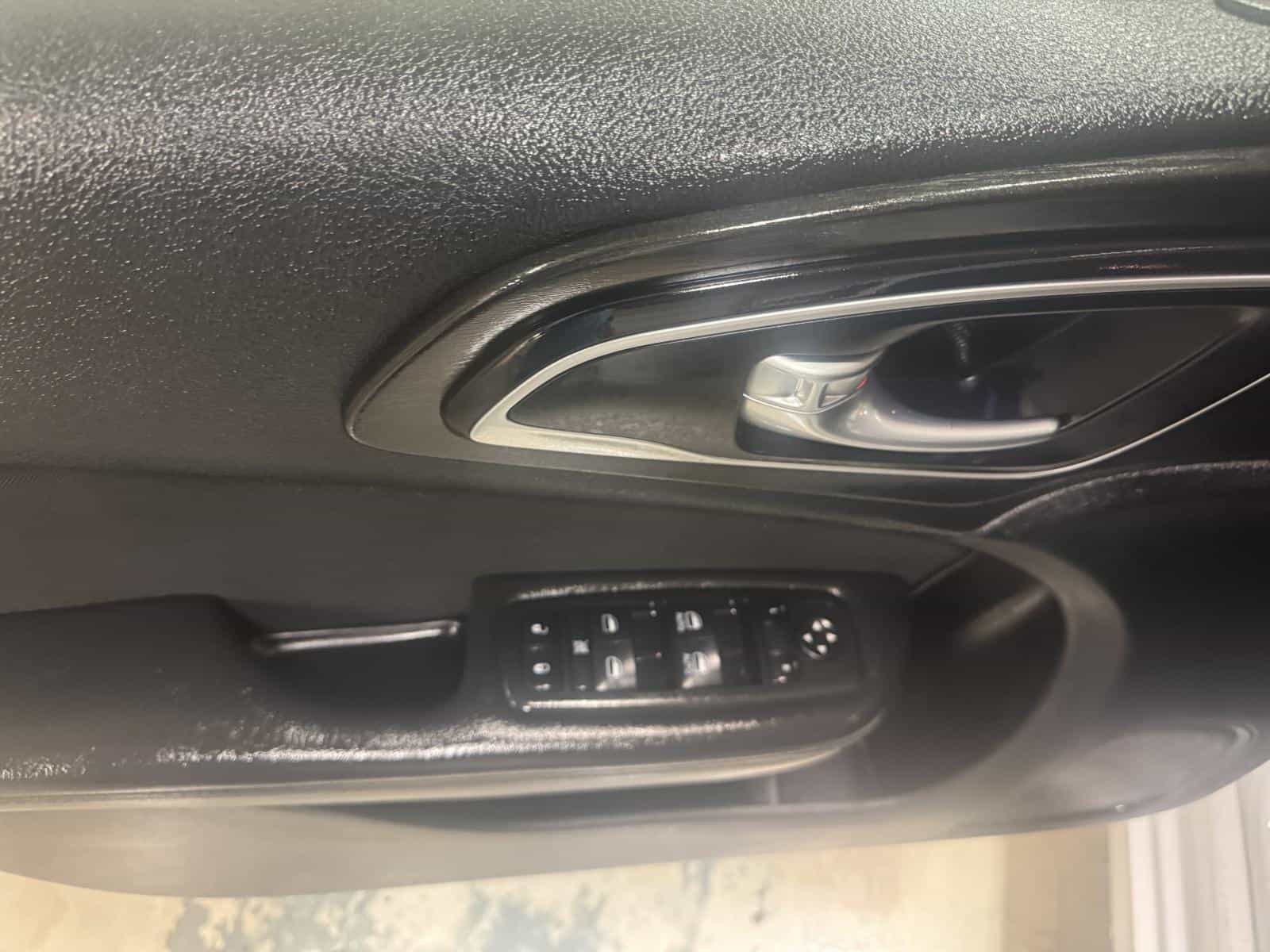 2015 Chrysler 200 Limited - Image 7