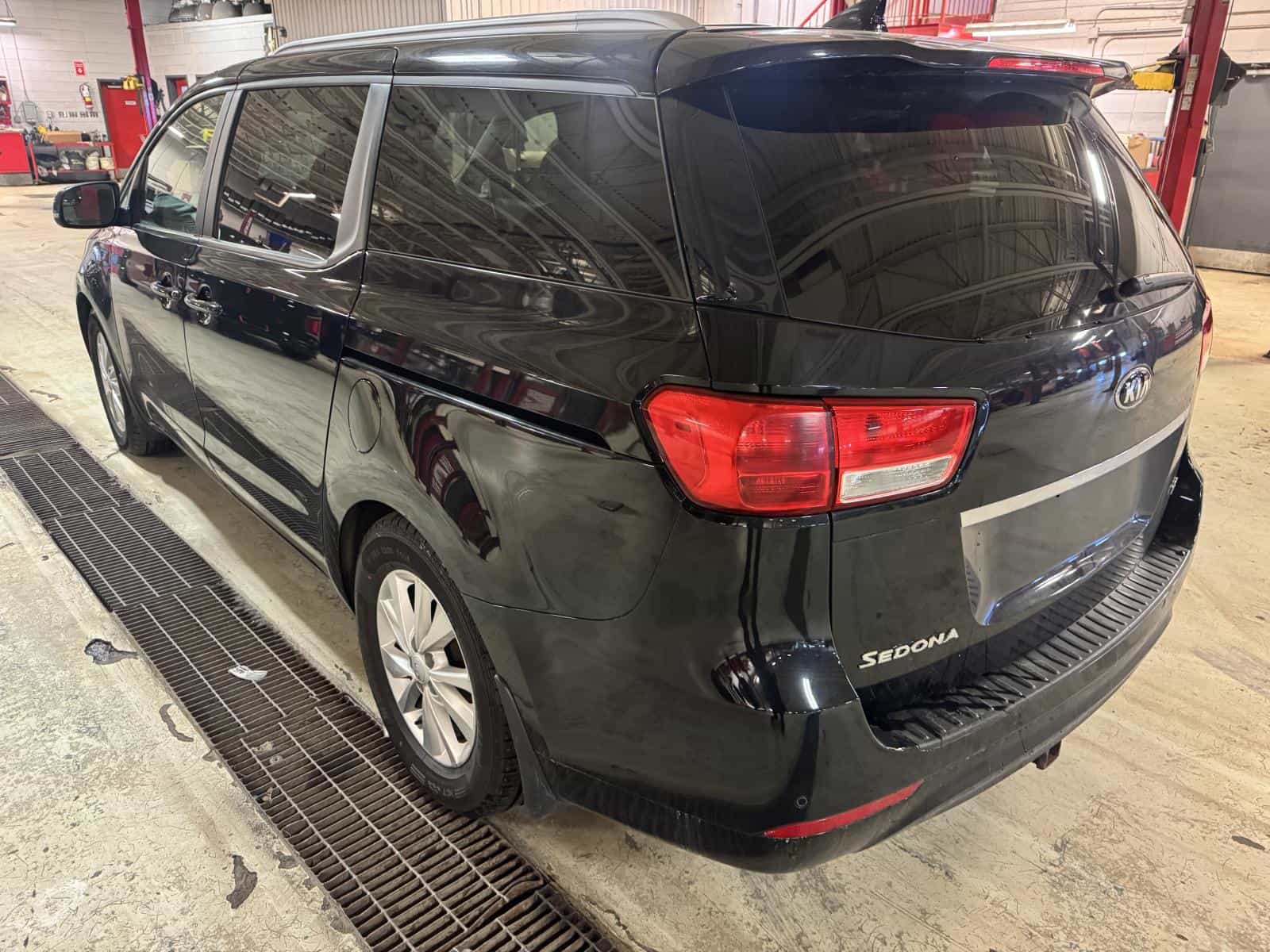 2018 Kia Sedona Lx LX - Image 2