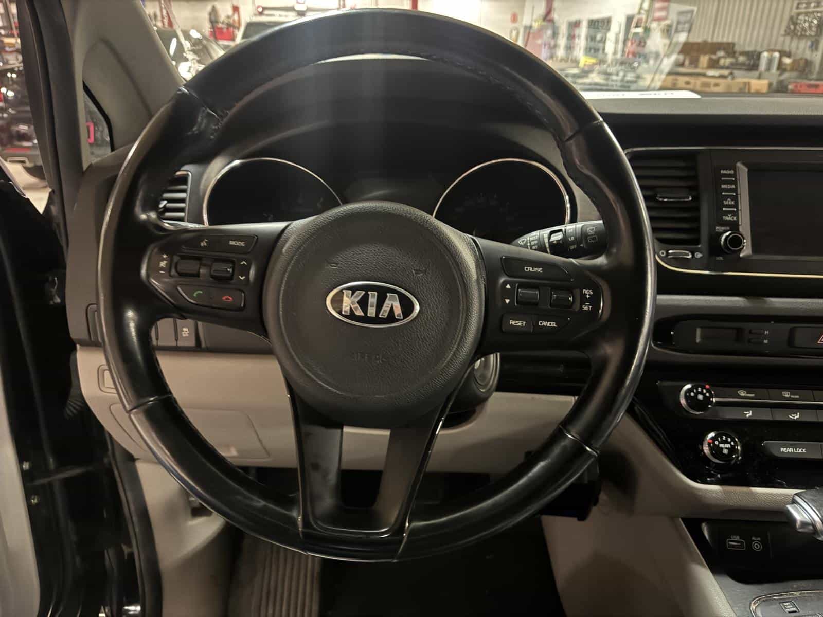 2018 Kia Sedona LX - Image 9
