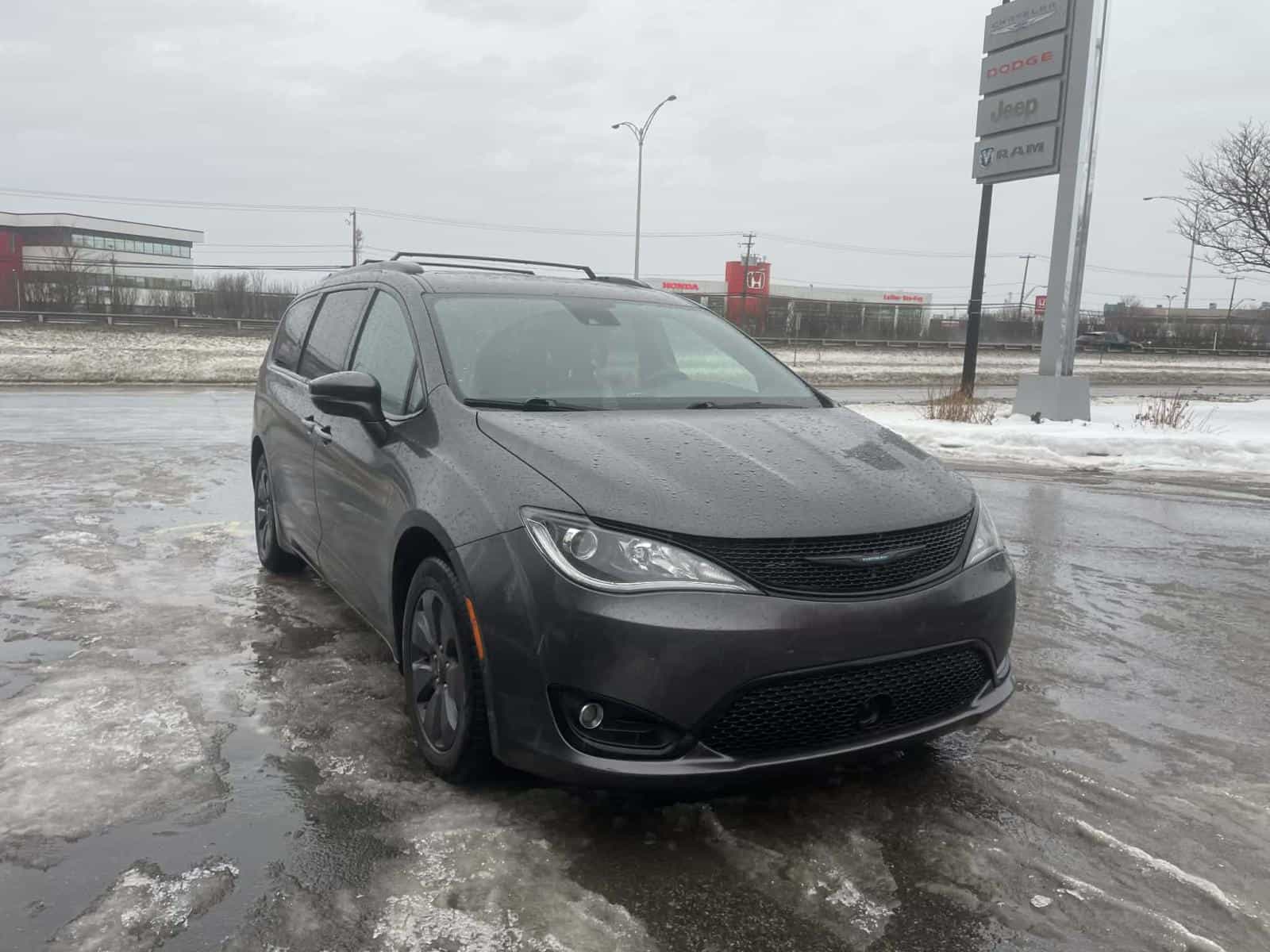 2020 Chrysler Pacifica Hybrid Limited - Image 10