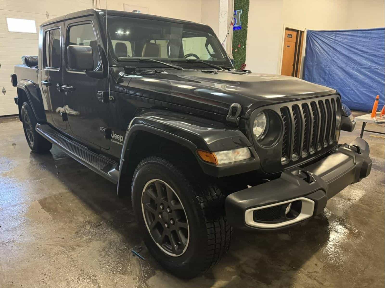 2022 Jeep Gladiator Overland Overland - Image 2