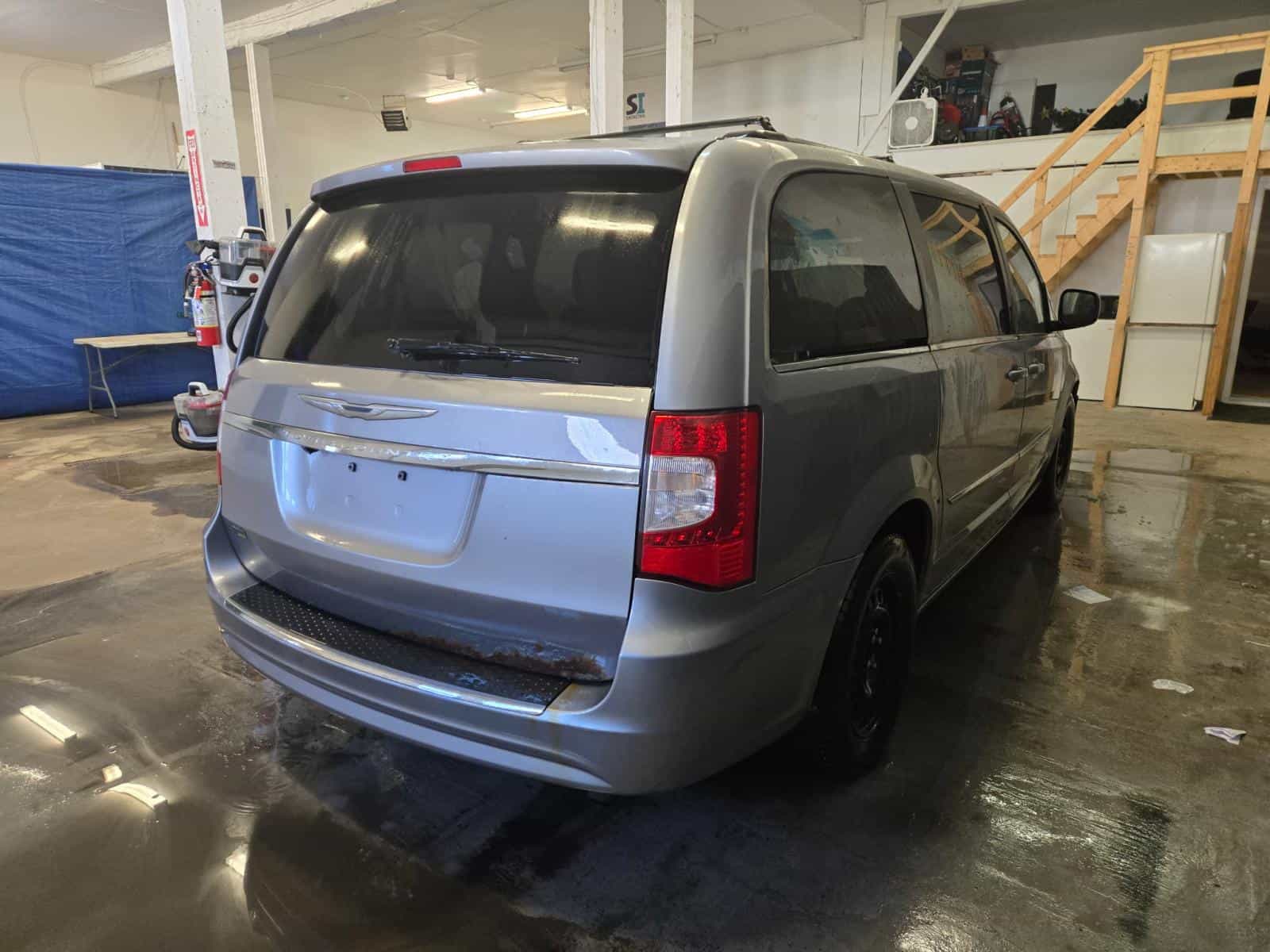 2013 Chrysler Town & Country Touring - Image 4