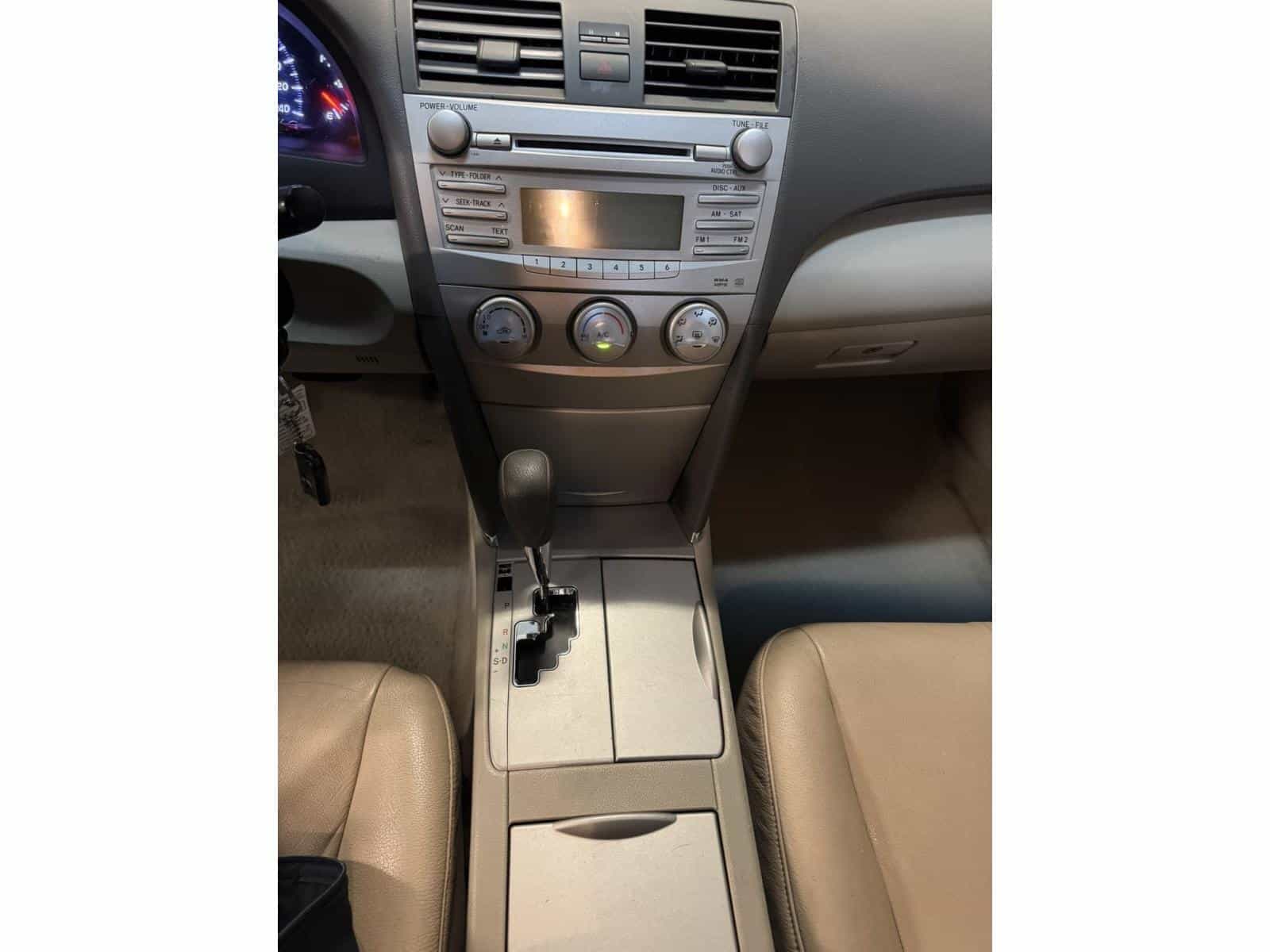 2010 Toyota Camry LE - Image 11