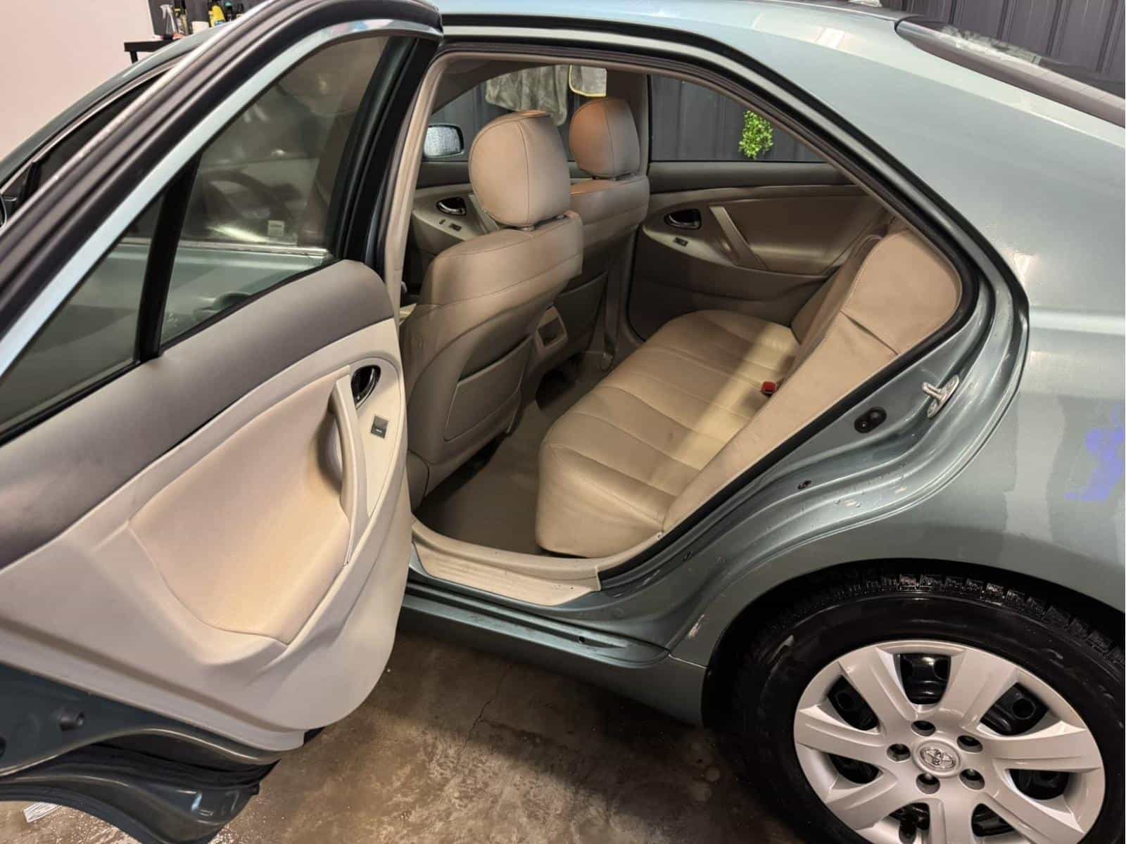 2010 Toyota Camry LE - Image 13