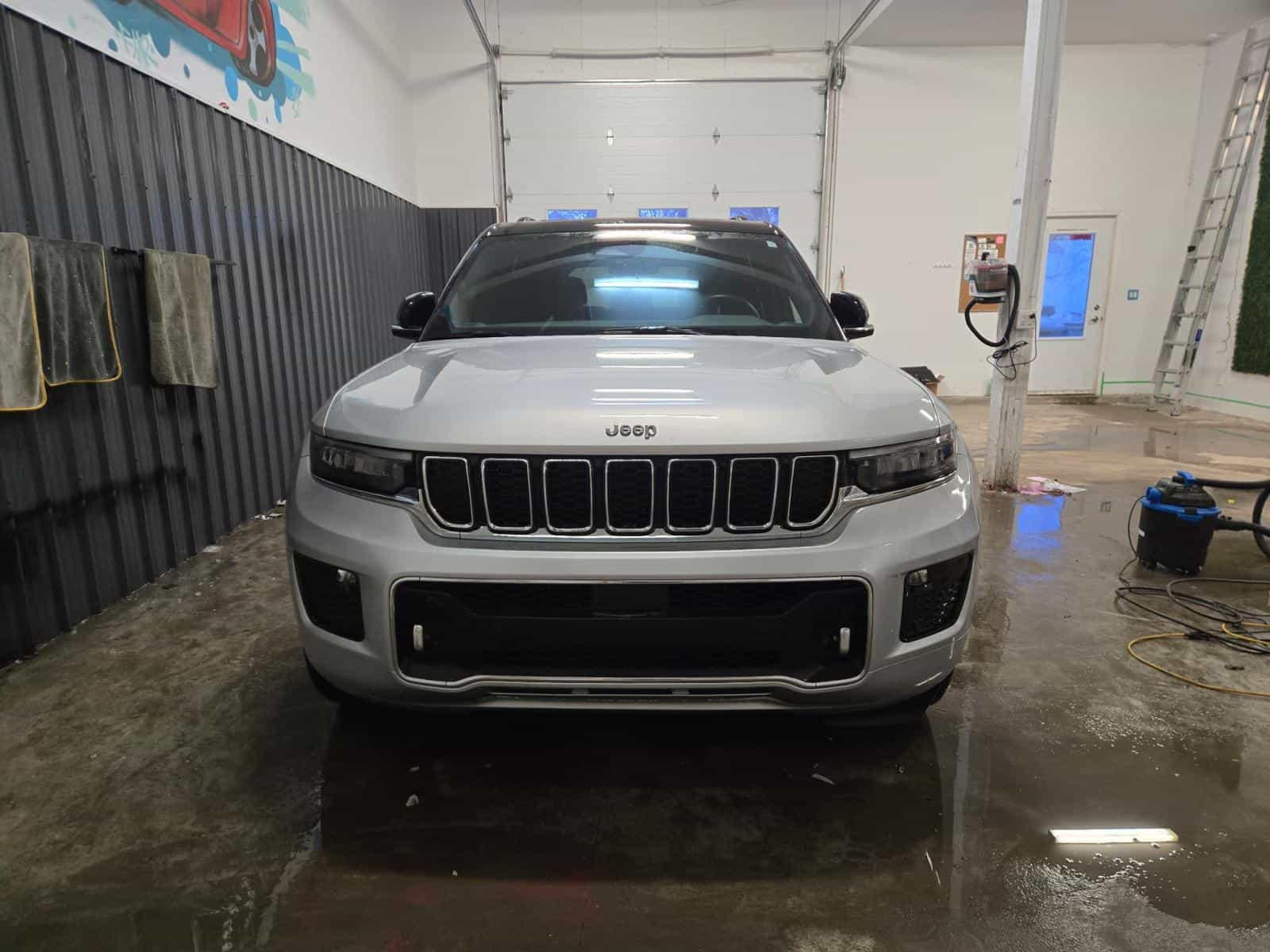 2022 Jeep Grand Cherokee Overland Overland - Image 2