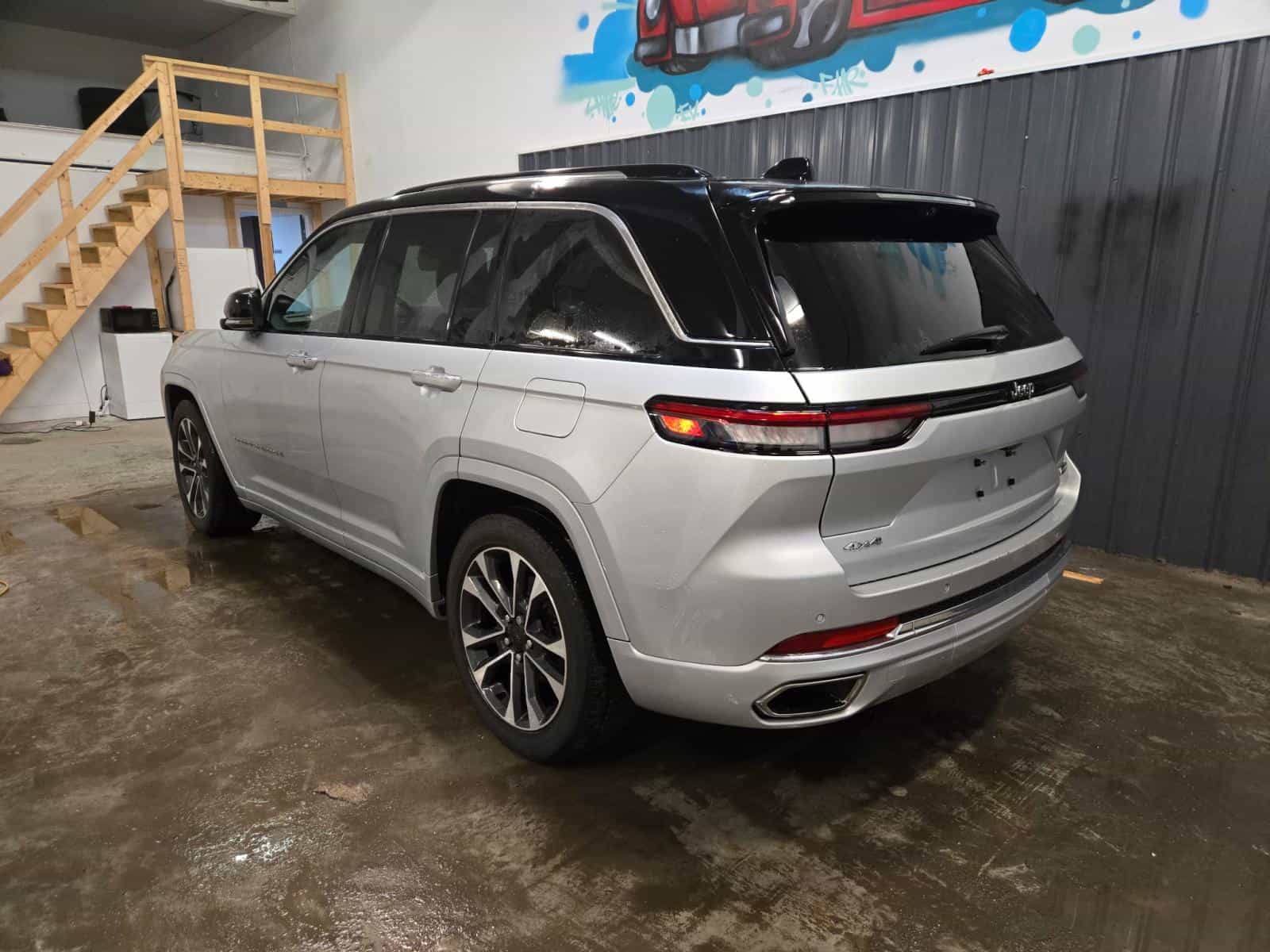 2022 Jeep Grand Cherokee Overland Overland - Image 6