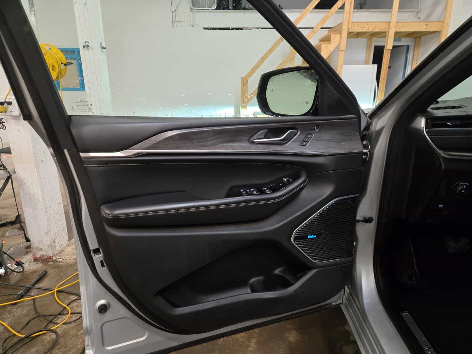 2022 Jeep Grand Cherokee Overland - Image 10