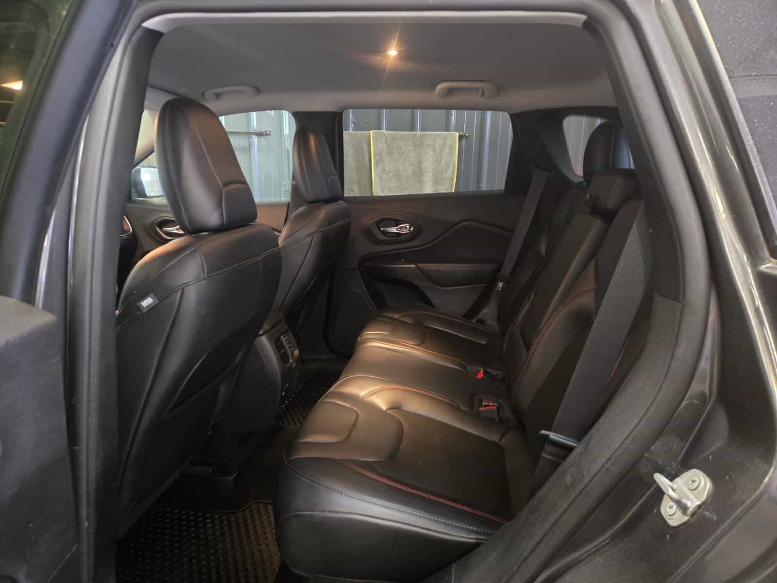 2020 Jeep Cherokee Trailhawk - Image 12