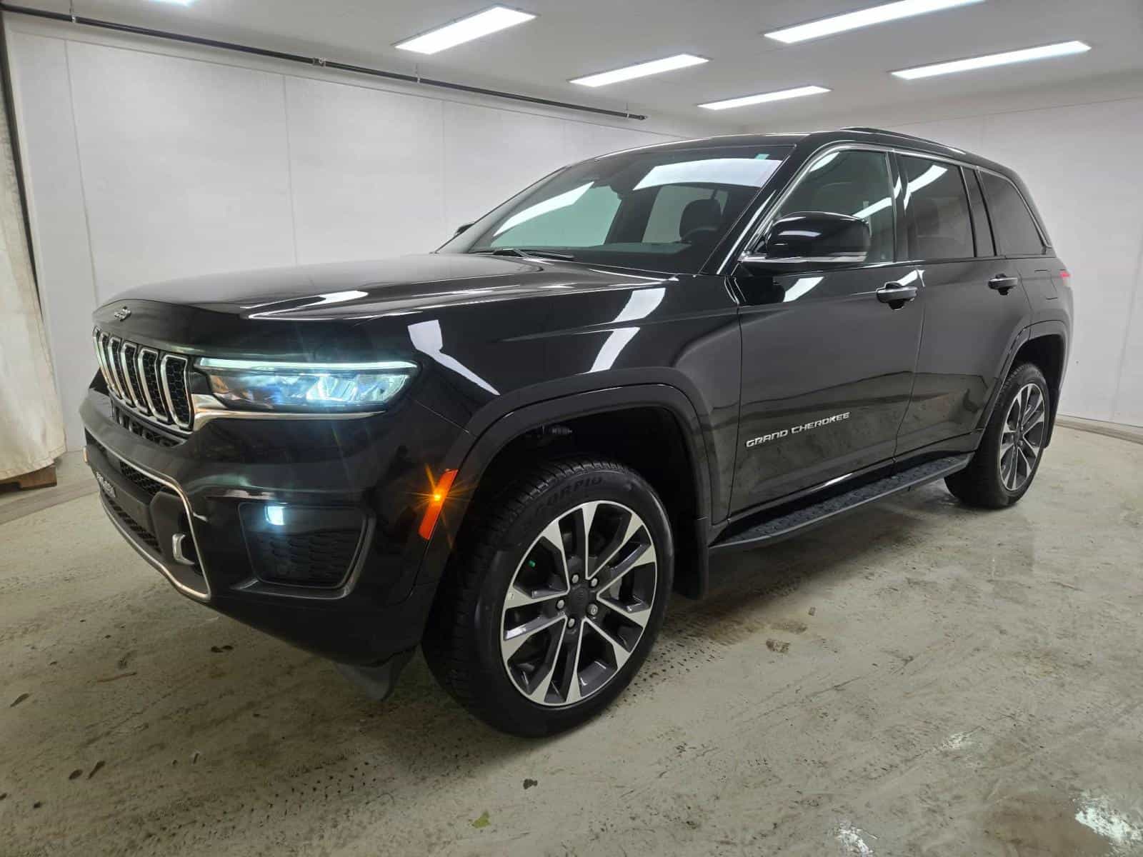 Image 2 Jeep Grand Cherokee Overland 2023