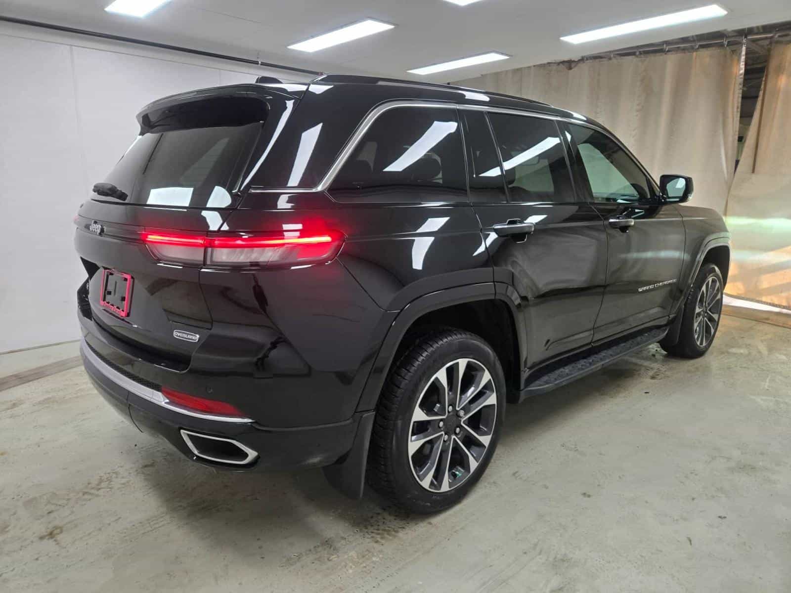 2023 Jeep Grand Cherokee Overland - Image 6