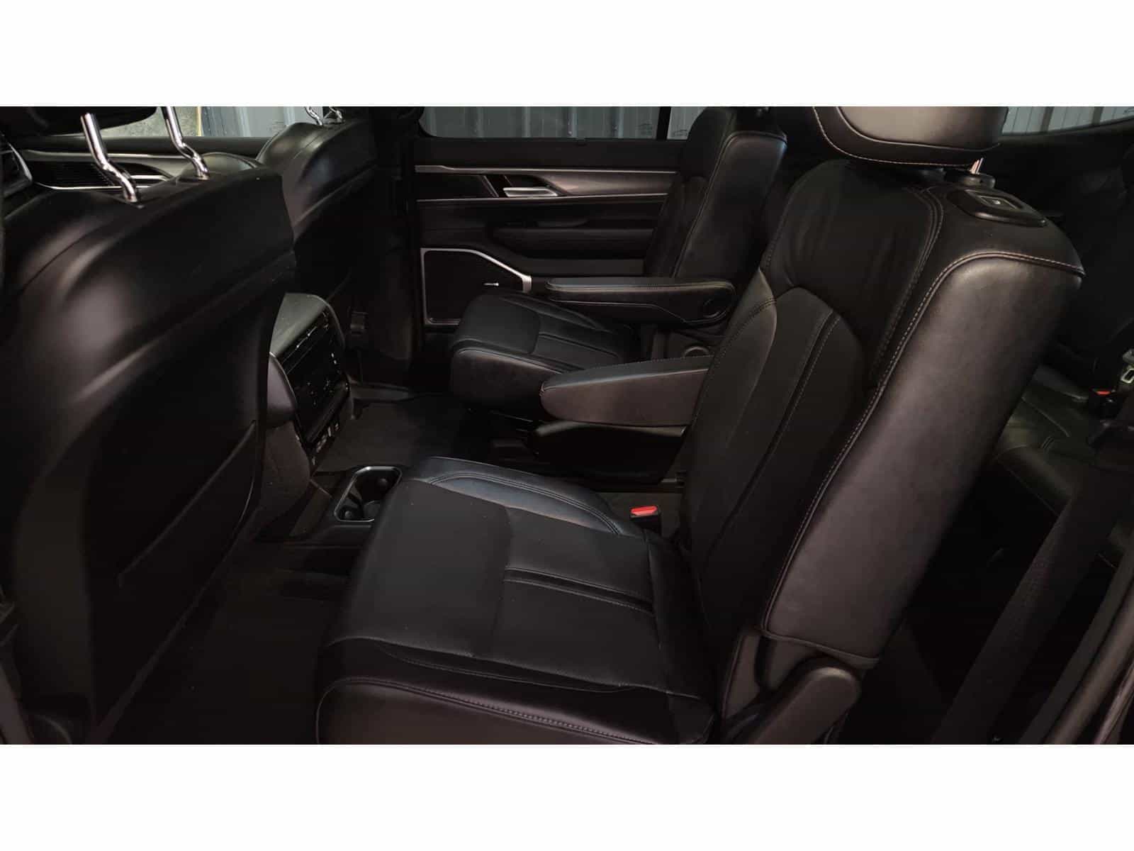 2022 Jeep Wagoneer Series III - Image 12