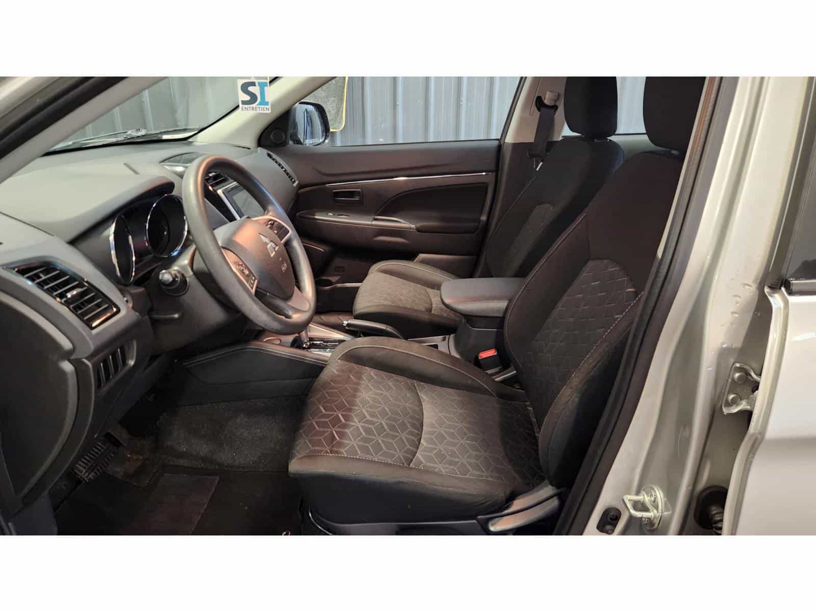 2022 Mitsubishi RVR ES - Image 11