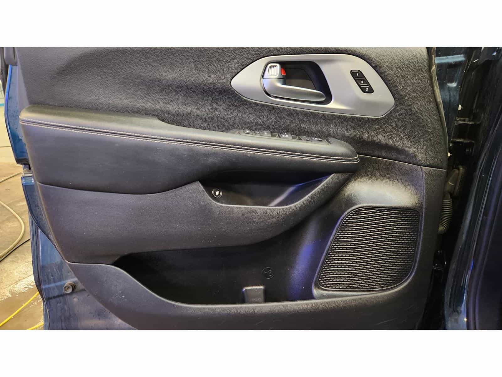 Image 9 Chrysler Pacifica Hybrid Touring L 2022