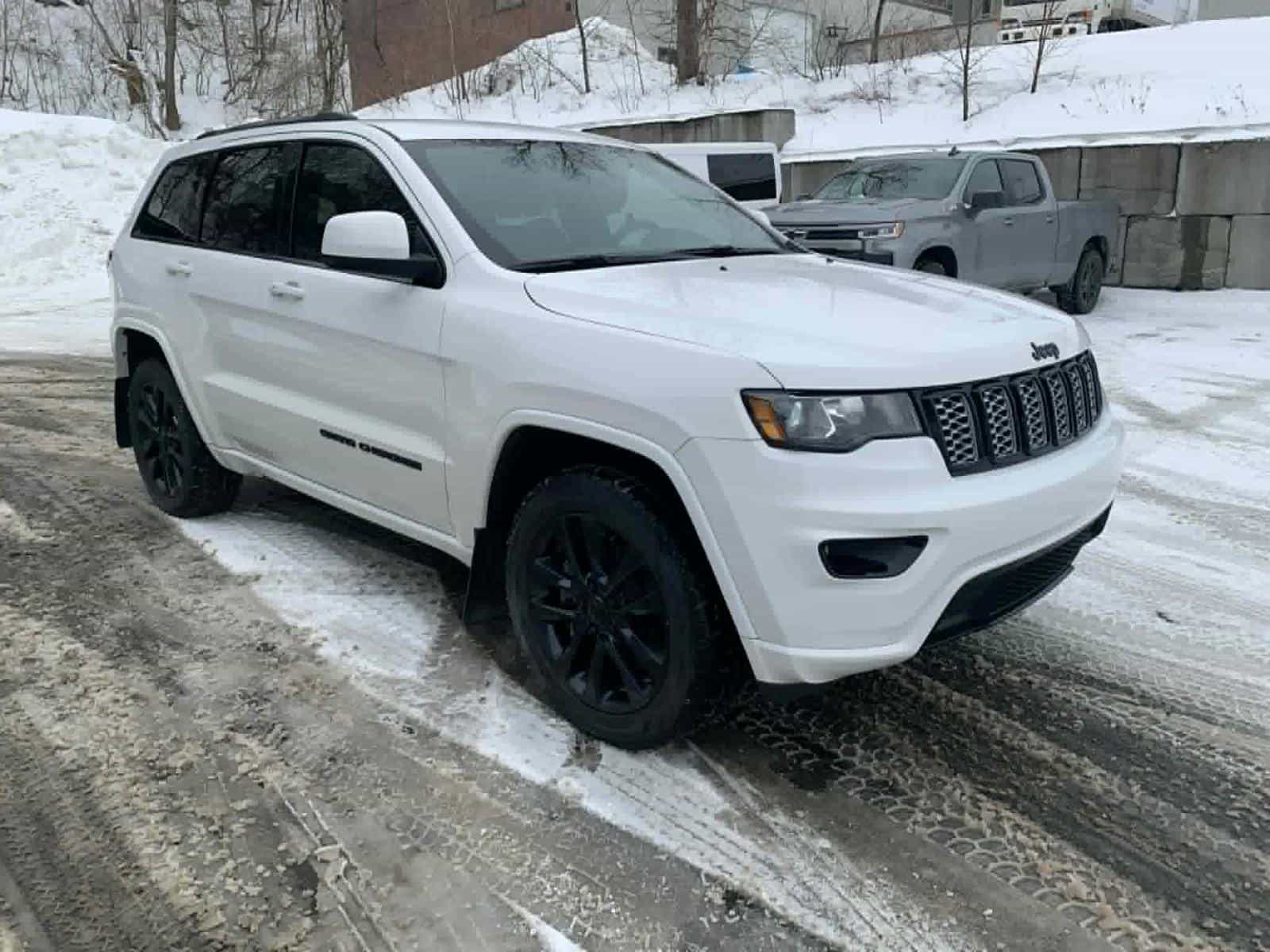 2021 Jeep Grand Cherokee Altitude - Image 3