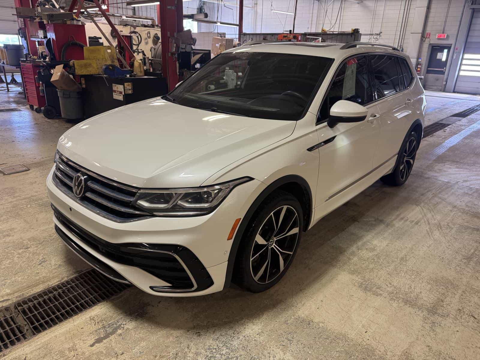 Image 1 Volkswagen Tiguan Comfortline R-L Blk 2022