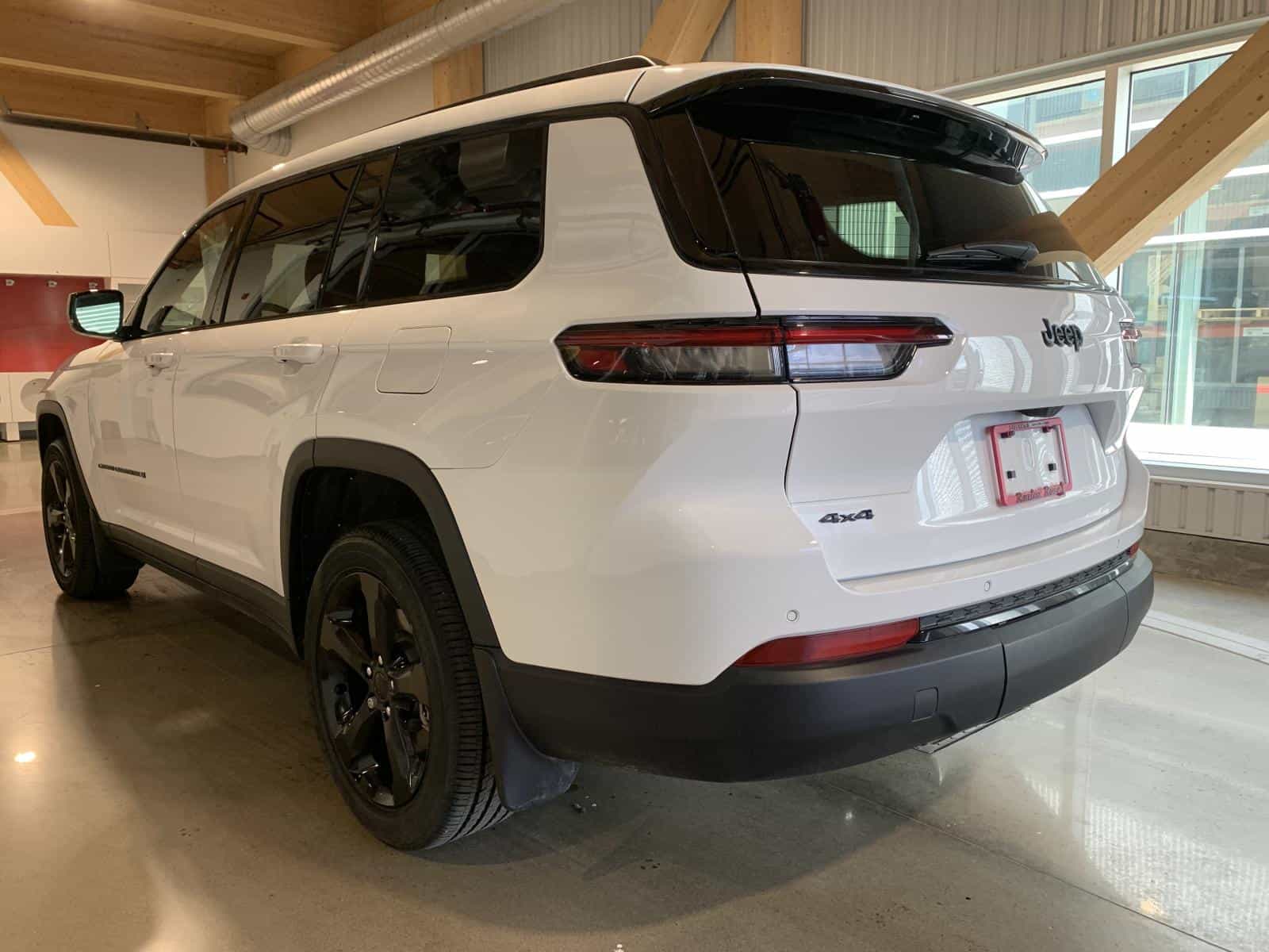 2024 Jeep Grand Cherokee L Laredo - Image 2