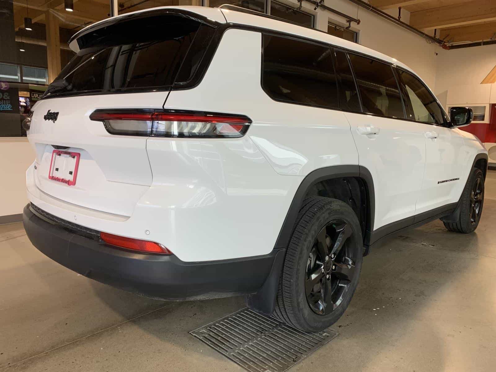 2024 Jeep Grand Cherokee L Laredo - Image 4