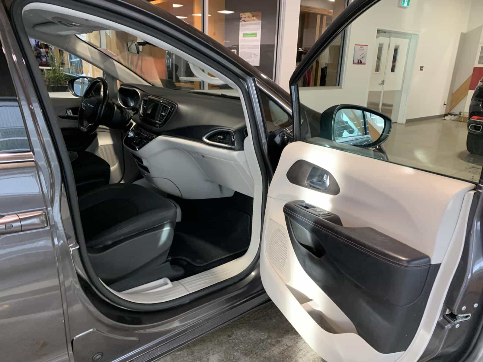 2019 Chrysler Pacifica Touring - Image 7