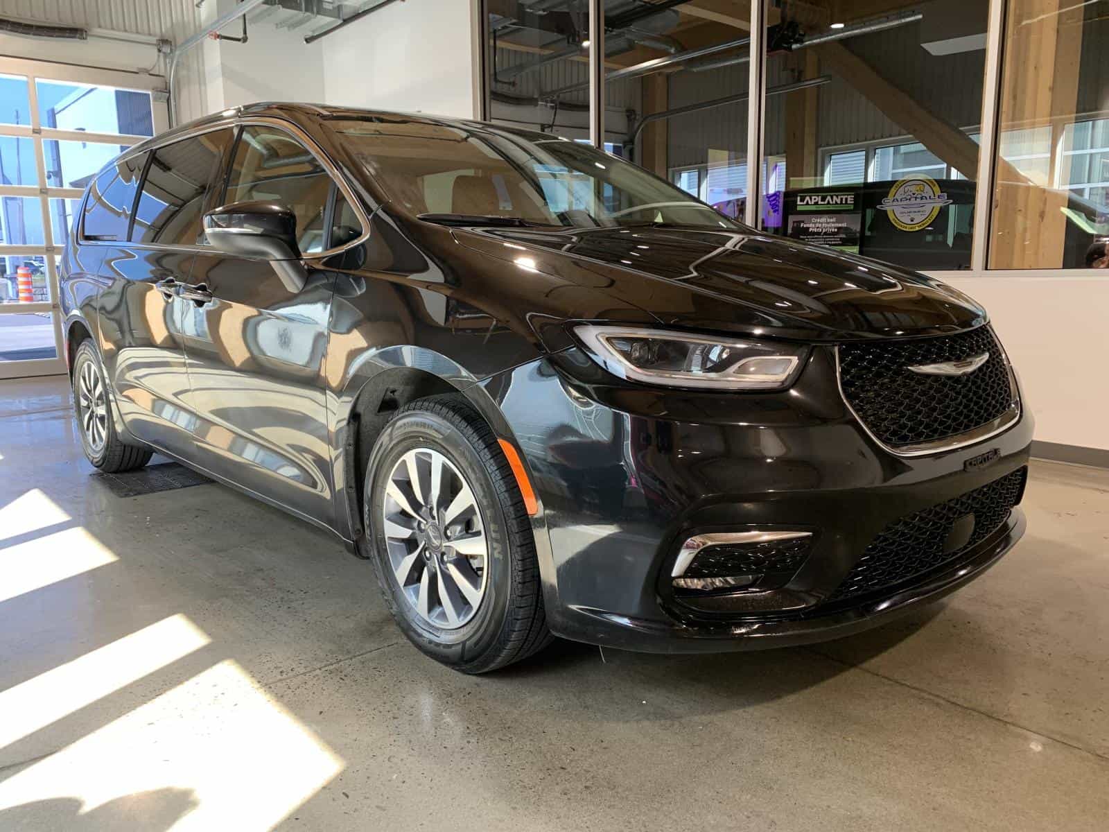 2023 Chrysler Pacifica Hybrid Touring L - Image 4