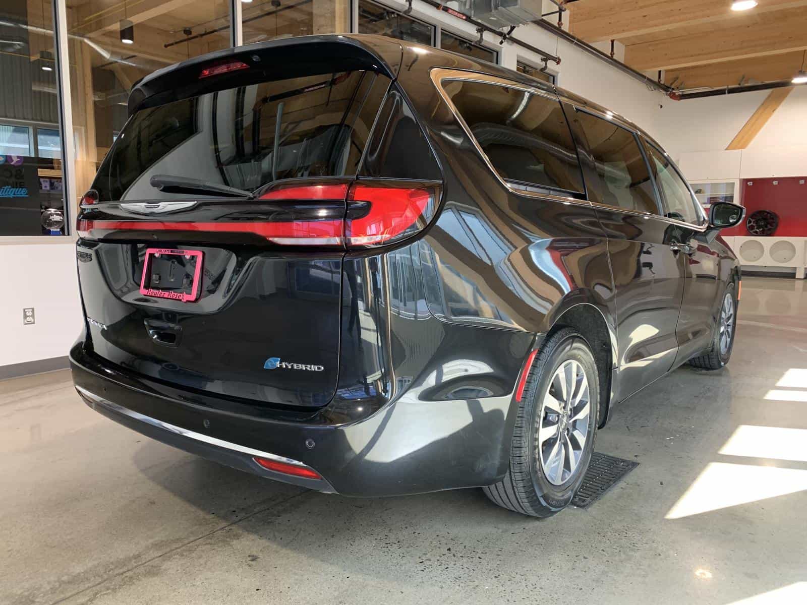 2023 Chrysler Pacifica Hybrid Touring L - Image 3