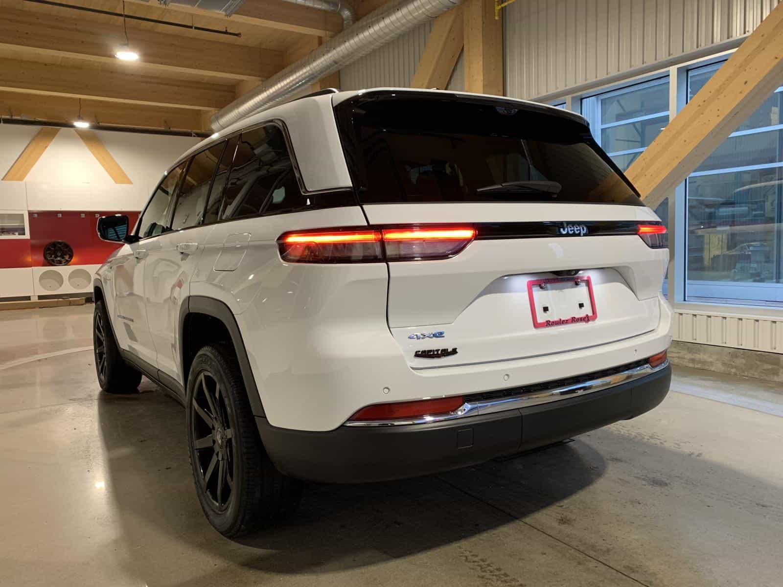 2022 Jeep Grand Cherokee Limited 4X Base 4XE - Image 2