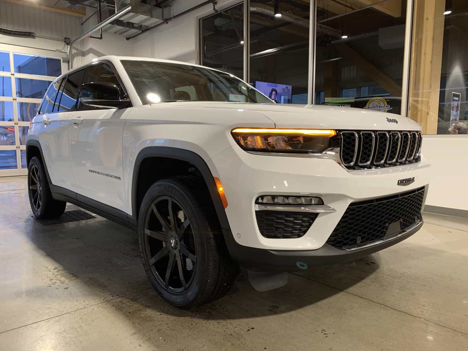 2022 Jeep Grand Cherokee Limited 4X Base 4XE - Image 6