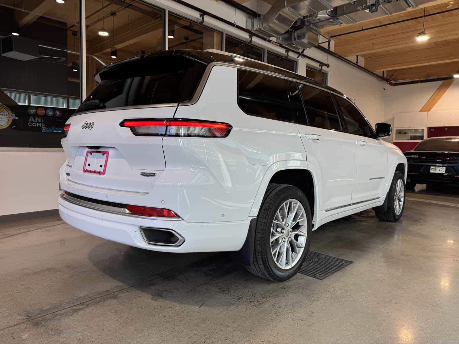 2022 Jeep Grand Cherokee L Summit - Image 3