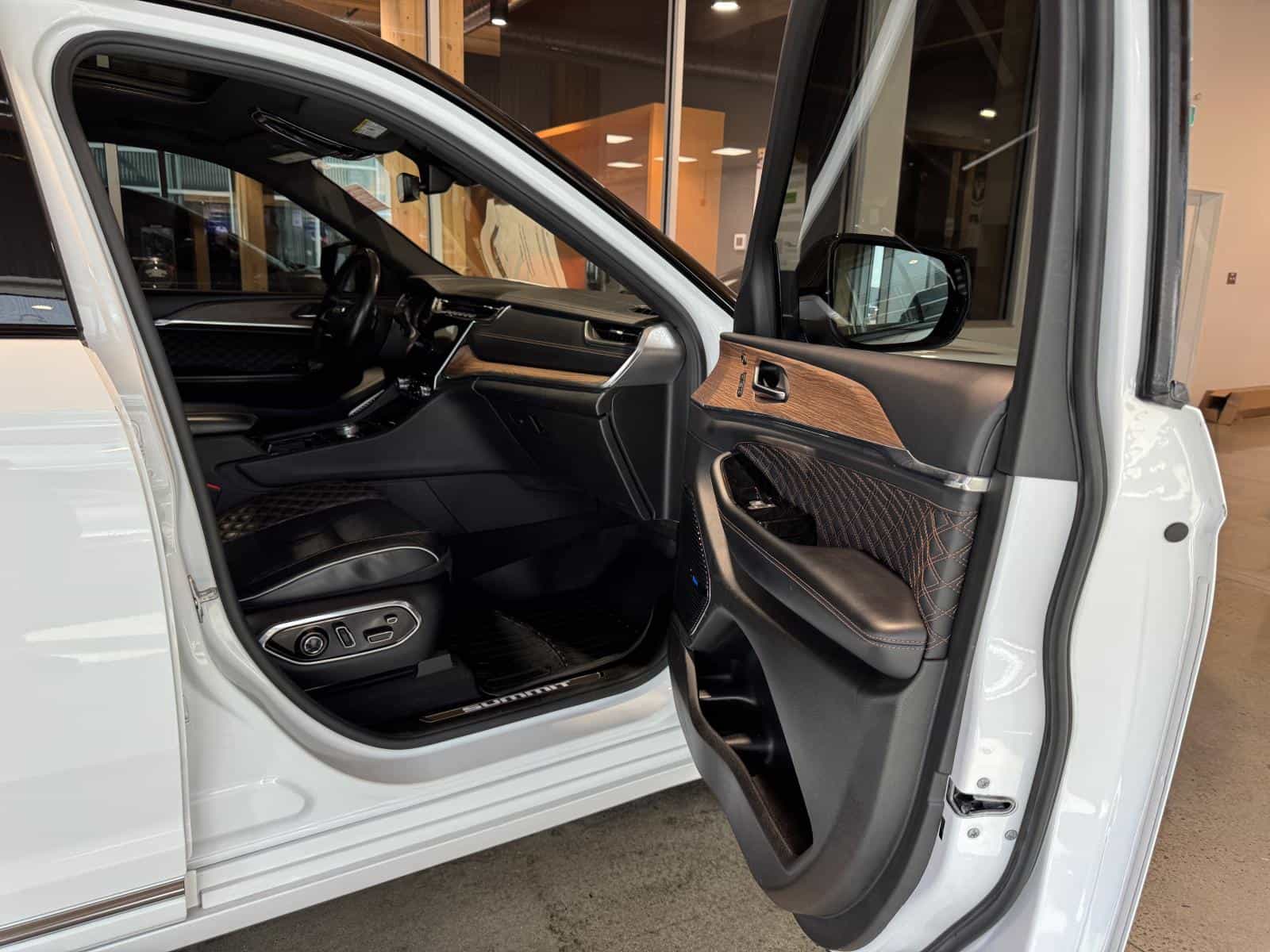 2022 Jeep Grand Cherokee L Summit - Image 8