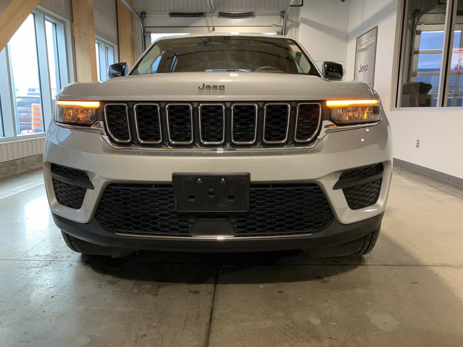 2023 Jeep GRAND CHEROKEE LAREDO/ALT Laredo - Image 6