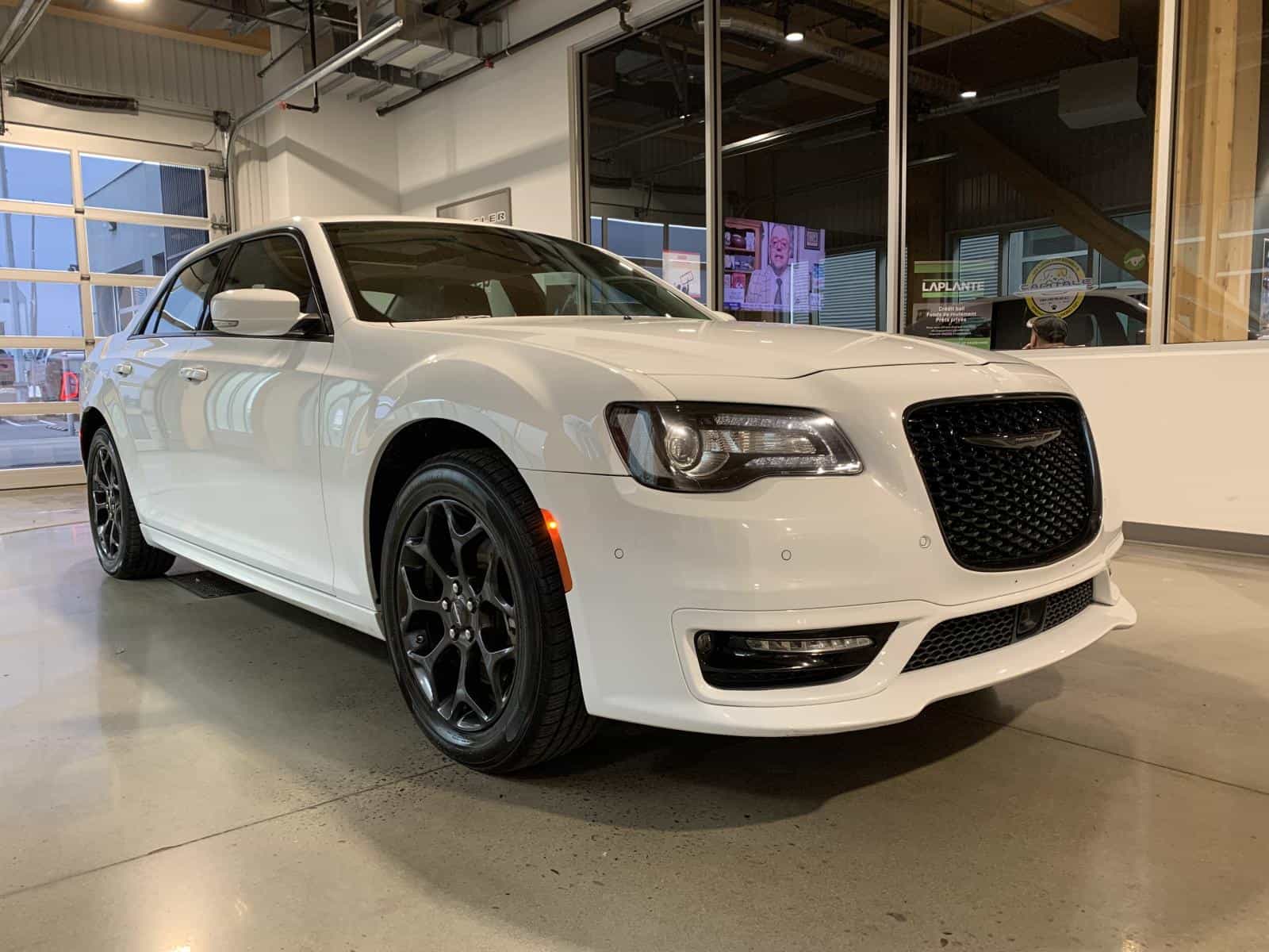 2023 Chrysler 300 Touring L - Image 5