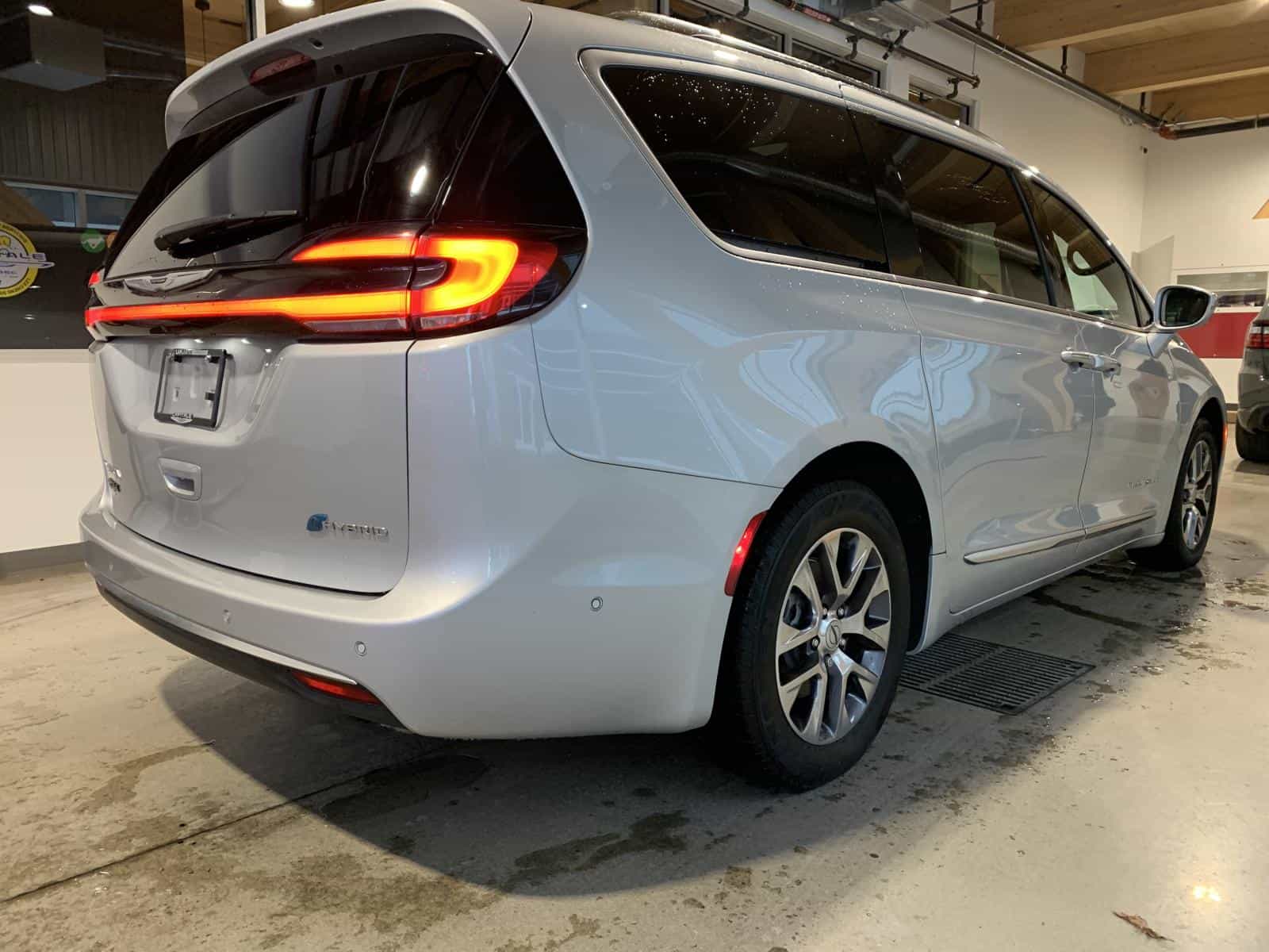 2024 Chrysler Pacifica Hybrid Pinnacle Pinnacle PHEV - Image 3