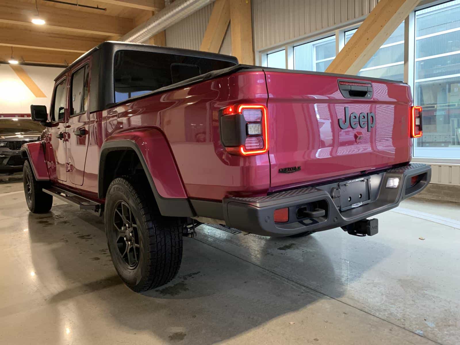 2024 Jeep Gladiator Sport Willys - Image 2