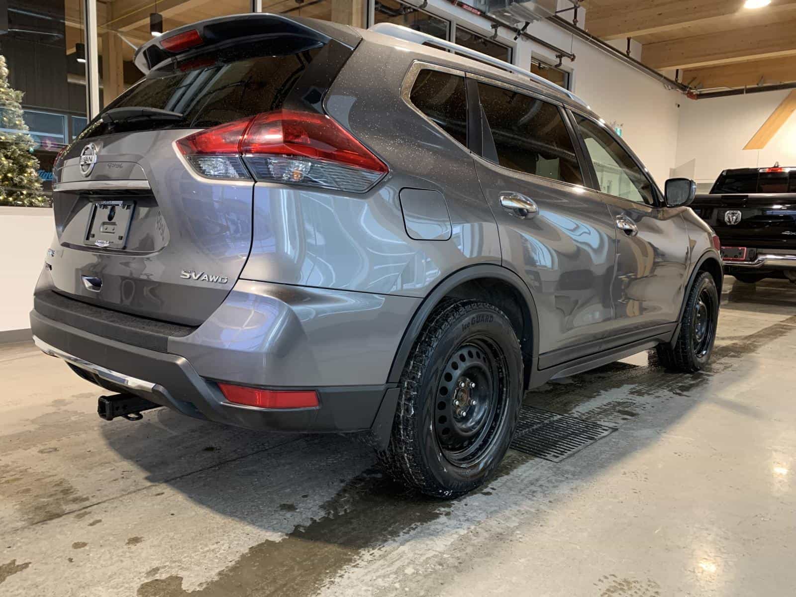 2020 Nissan Rogue SV - Image 3