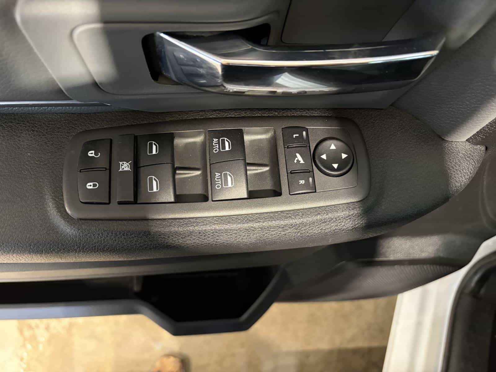 2022 RAM 1500 Classic SLT - Image 12